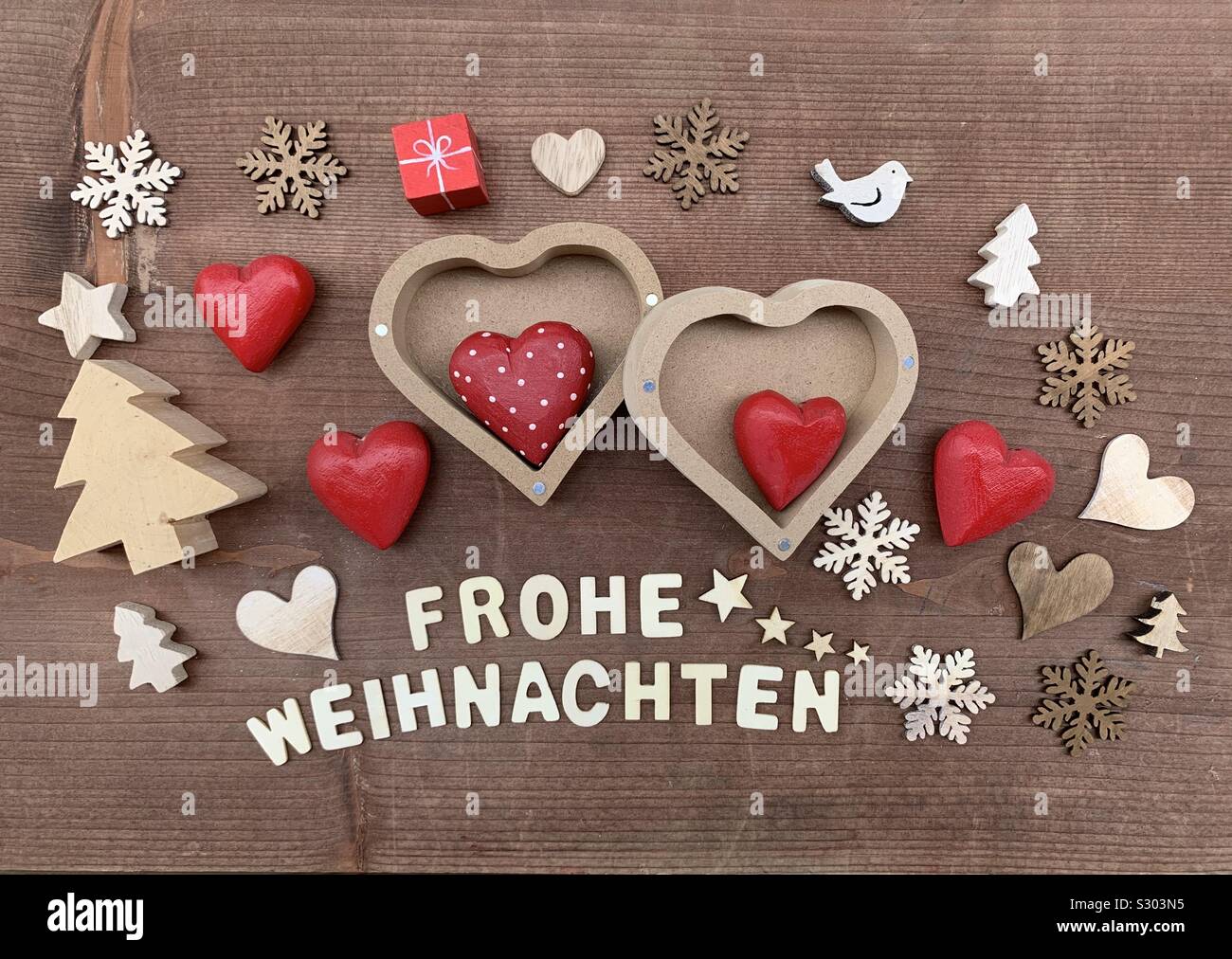 Frohe Weihnachten, Joyeux Noël avec des ornements en bois créatifs Banque D'Images