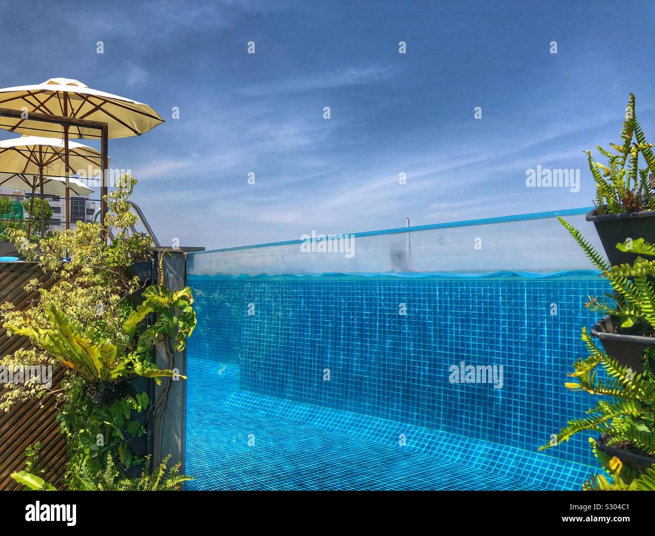 Piscine à débordement sur le toit. Banque D'Images