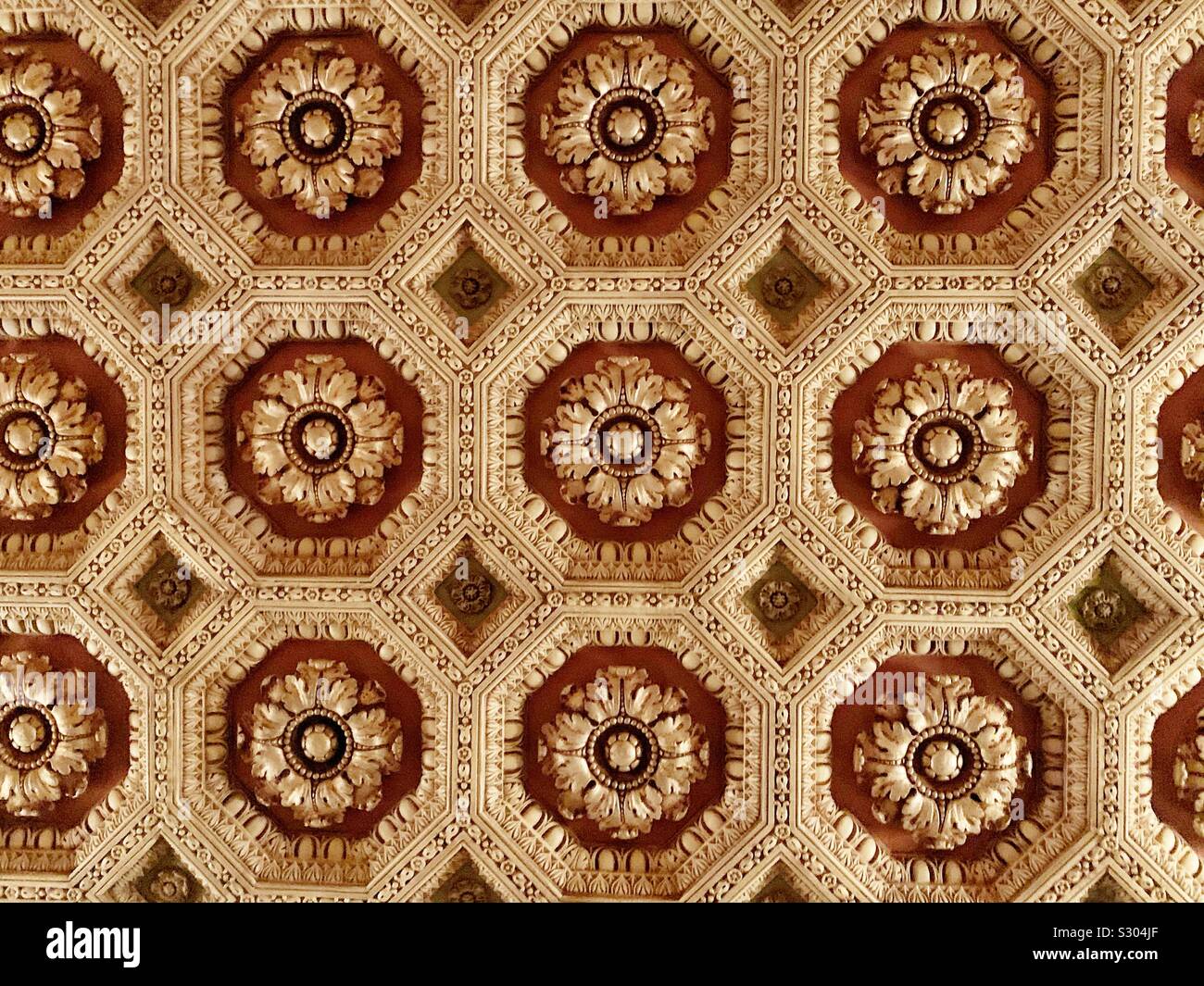 De magnifiques boiseries peintes d'or et rouge foncé vintage complexe plafond d'un théâtre - Image de stock capturée avec un smartphone