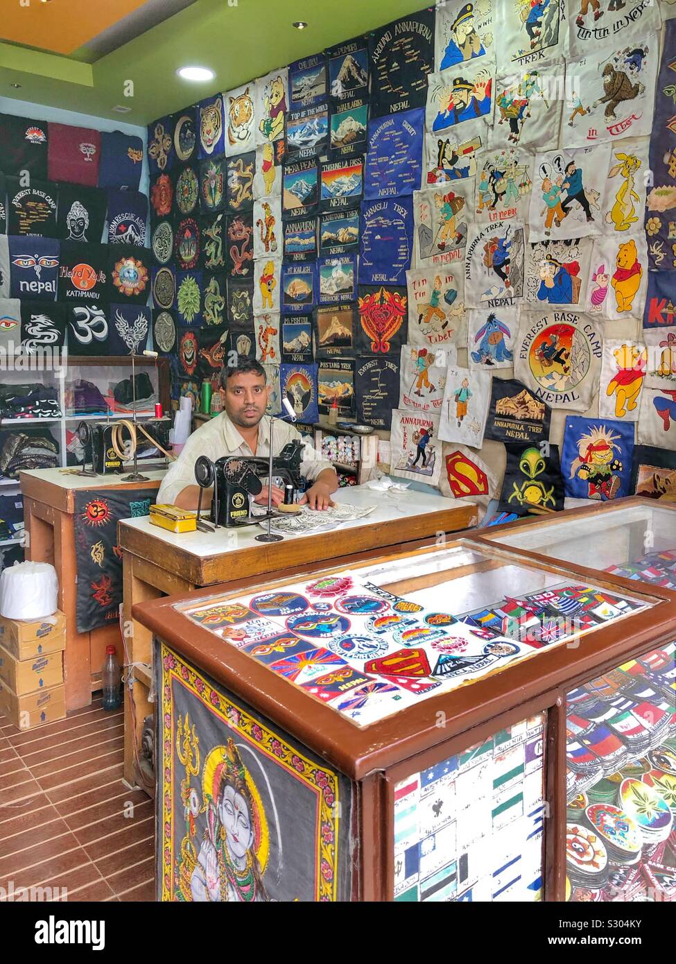 Propriétaire de petite entreprise à Katmandou, Népal - Image de stock capturée avec un smartphone