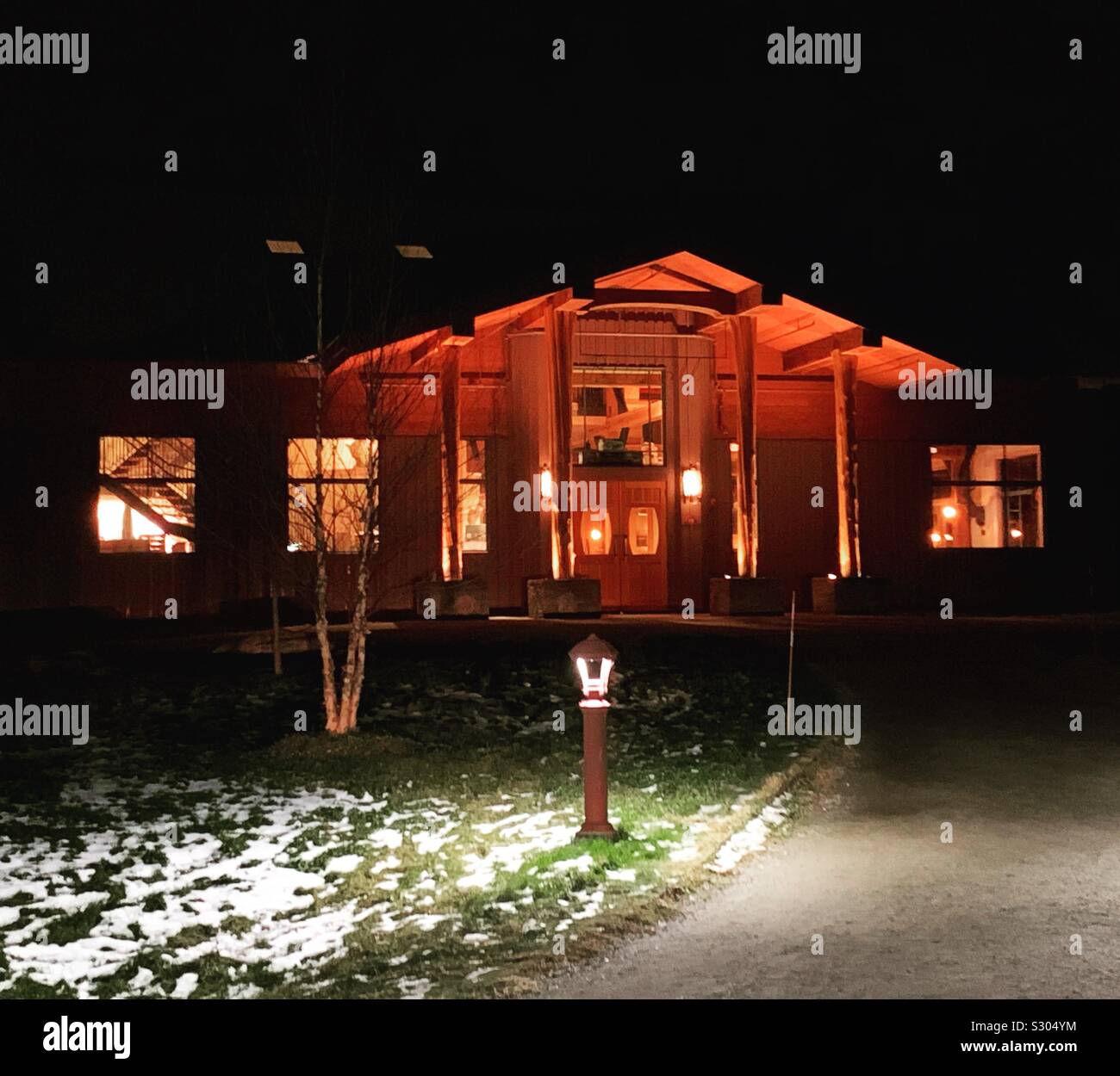 Un soir de novembre, voir de la brasserie von Trapp et Bierhall, Trapp Family Lodge, Stowe, Vermont, United States Banque D'Images