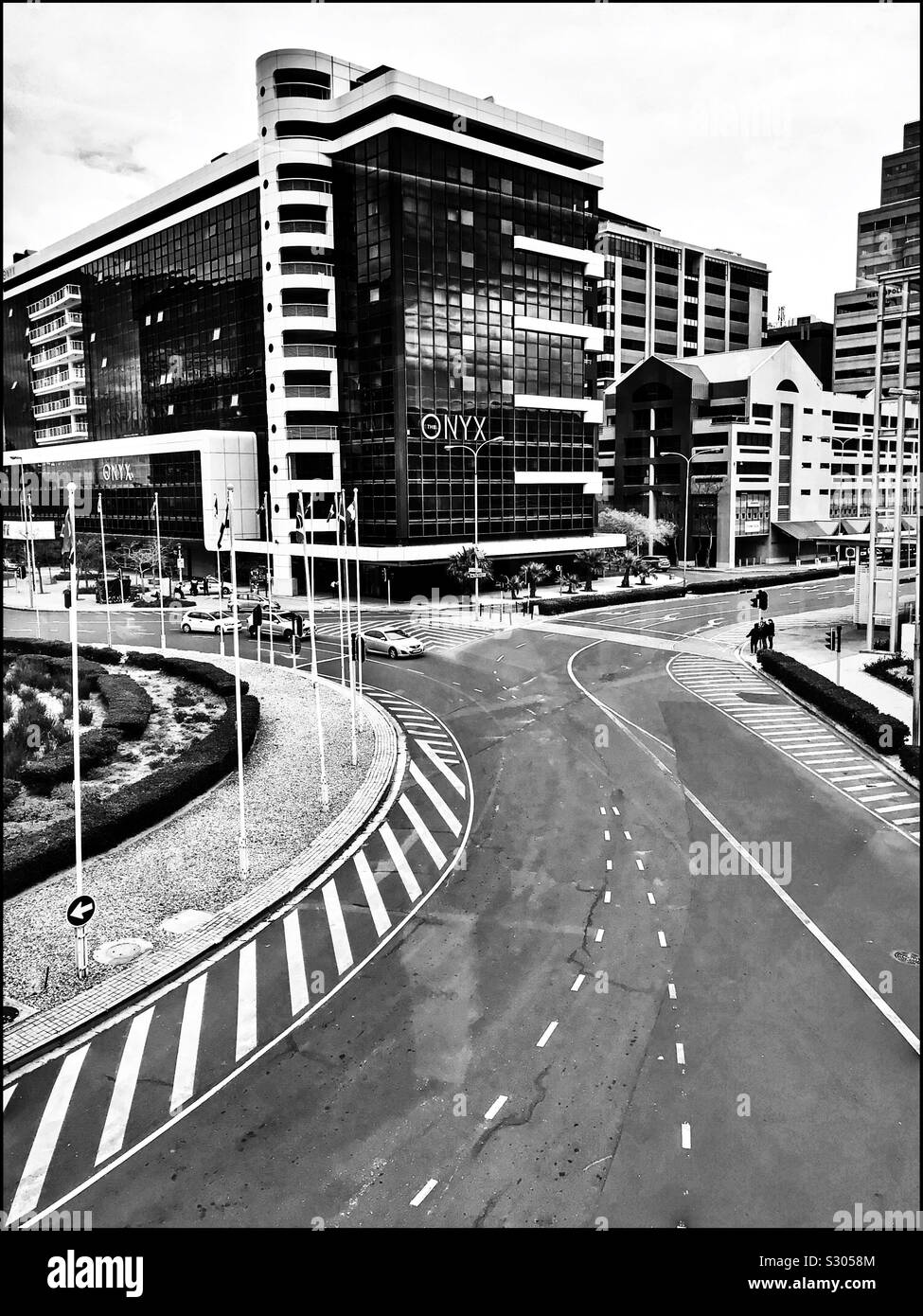 Bâtiment d'Onyx, Cape Town Foreshore, Afrique du Sud. Photo en noir et blanc. Banque D'Images
