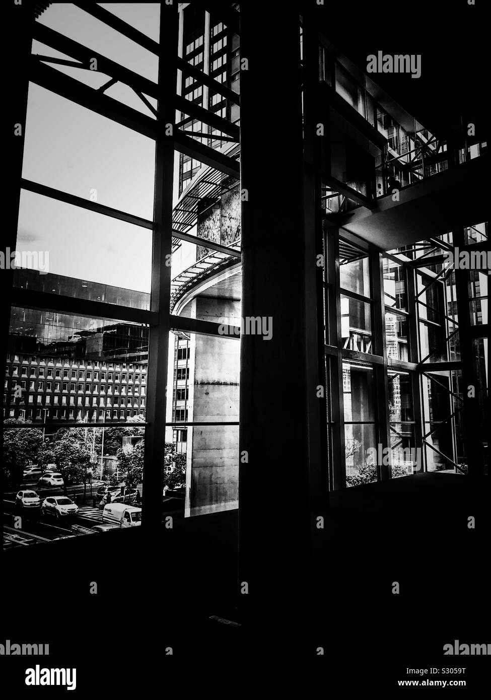 Photo en noir et blanc de l'intérieur du CTICC 2, estran, Cape Town, Afrique du Sud. Banque D'Images
