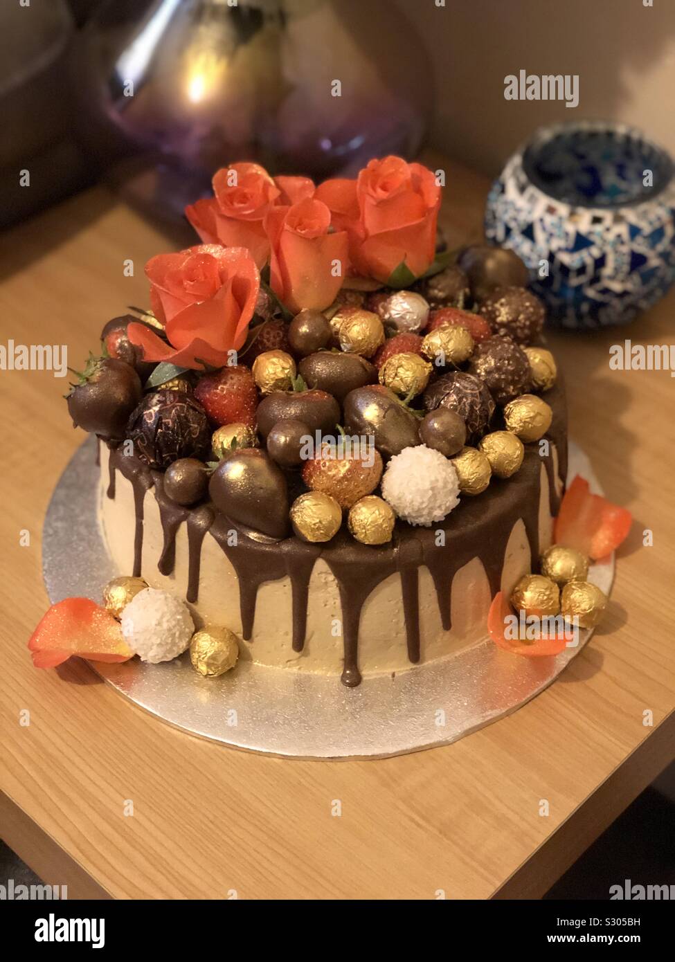 Cafe Et Gateau A La Creme Avec Des Fraises Au Chocolat Et Des Bonbons Et Des Roses De Couleur Peche Photo Stock Alamy Cafe Et Gateau A La Creme Avec Des Fraises Au Chocolat Et Des Bonbons Et Des Roses De Couleur Peche Photo Stock Alamy