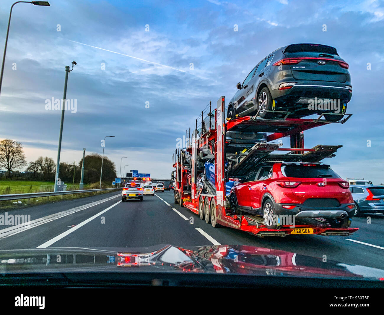 La congestion du trafic en heure de pointe sur l'autoroute M62 à la jonction 18 près de Manchester - Image de stock capturée avec un smartphone