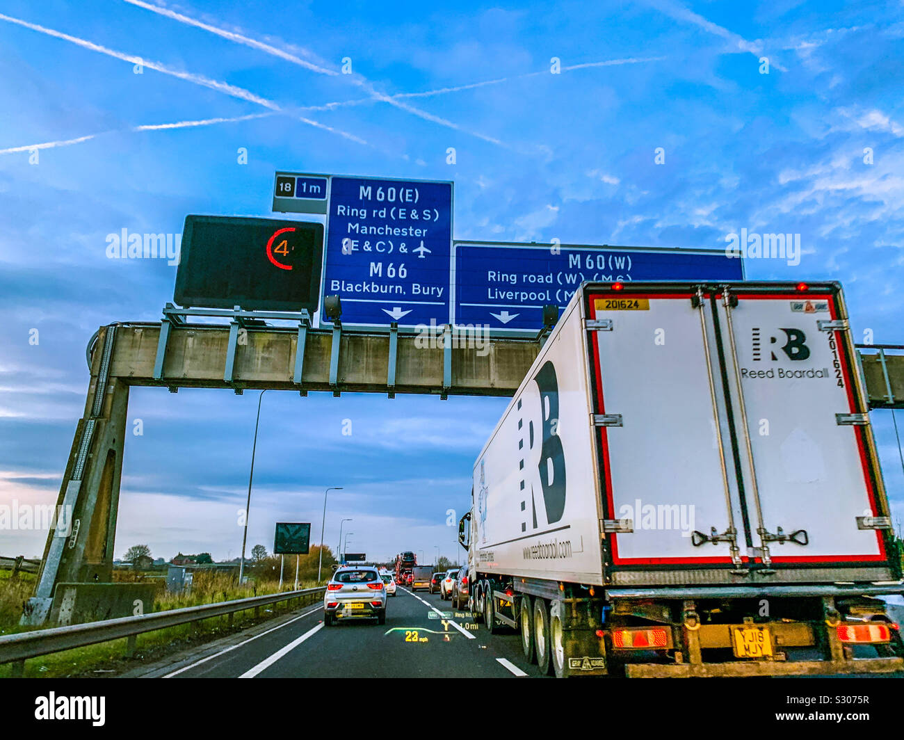 La congestion du trafic en heure de pointe sur l'autoroute M62 à la jonction 18 près de Manchester - Image de stock capturée avec un smartphone
