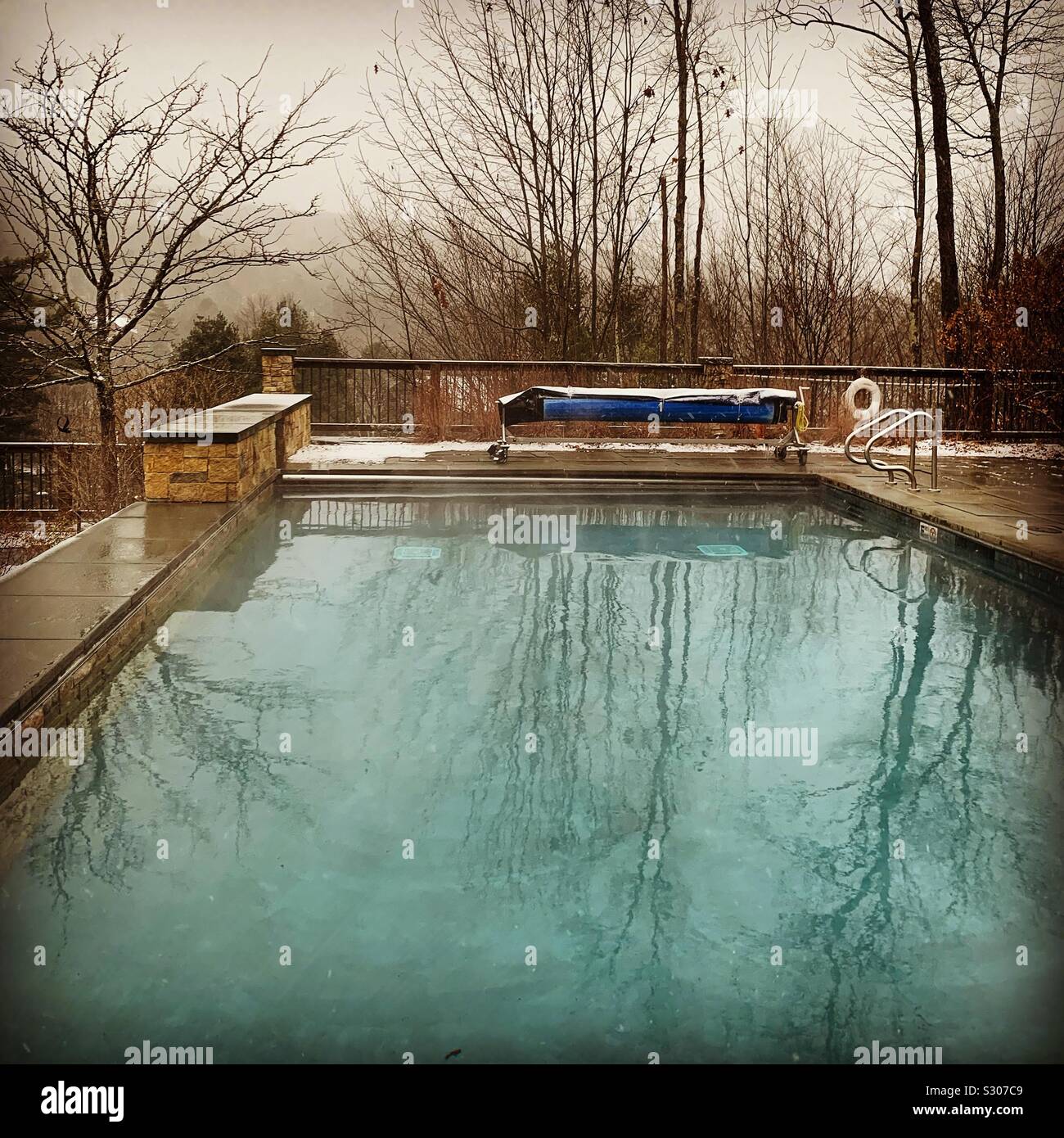 Novembre Une vue sur la piscine extérieure ouverte à l'année à Topnotch Resort, Stowe, Vermont, United States - Image de stock capturée avec un smartphone