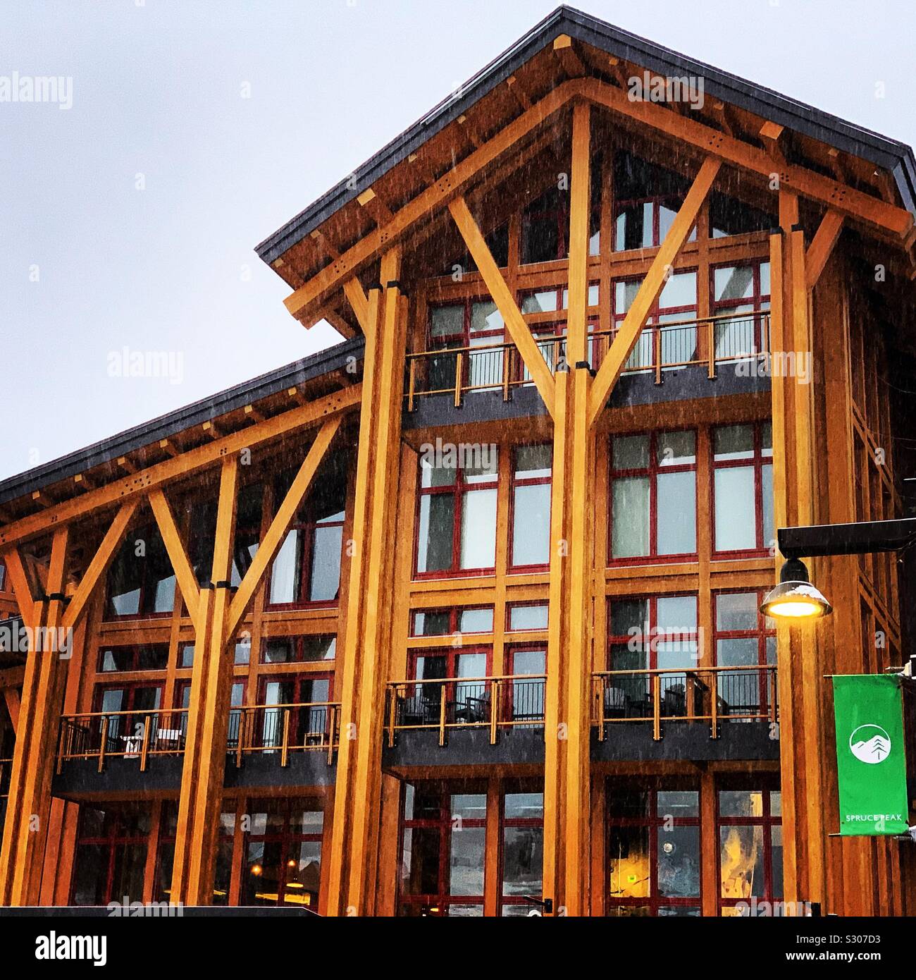 Chutes de neige au Centre d'aventure de Stowe, Spruce Peak Village, Stowe, Vermont Banque D'Images