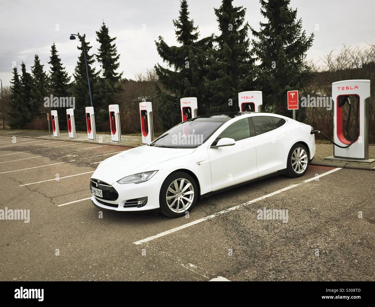 Tesla Supercharger - Image de stock capturée avec un smartphone
