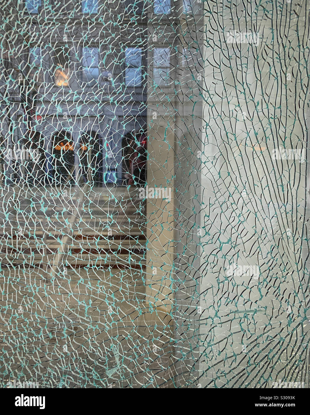 La fenêtre brisée - Image de stock capturée avec un smartphone