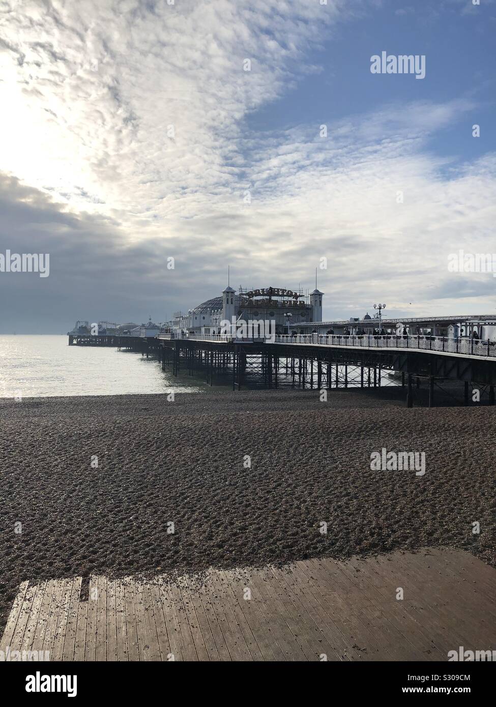 Brighton Pier avec nuages et journée claire Banque D'Images