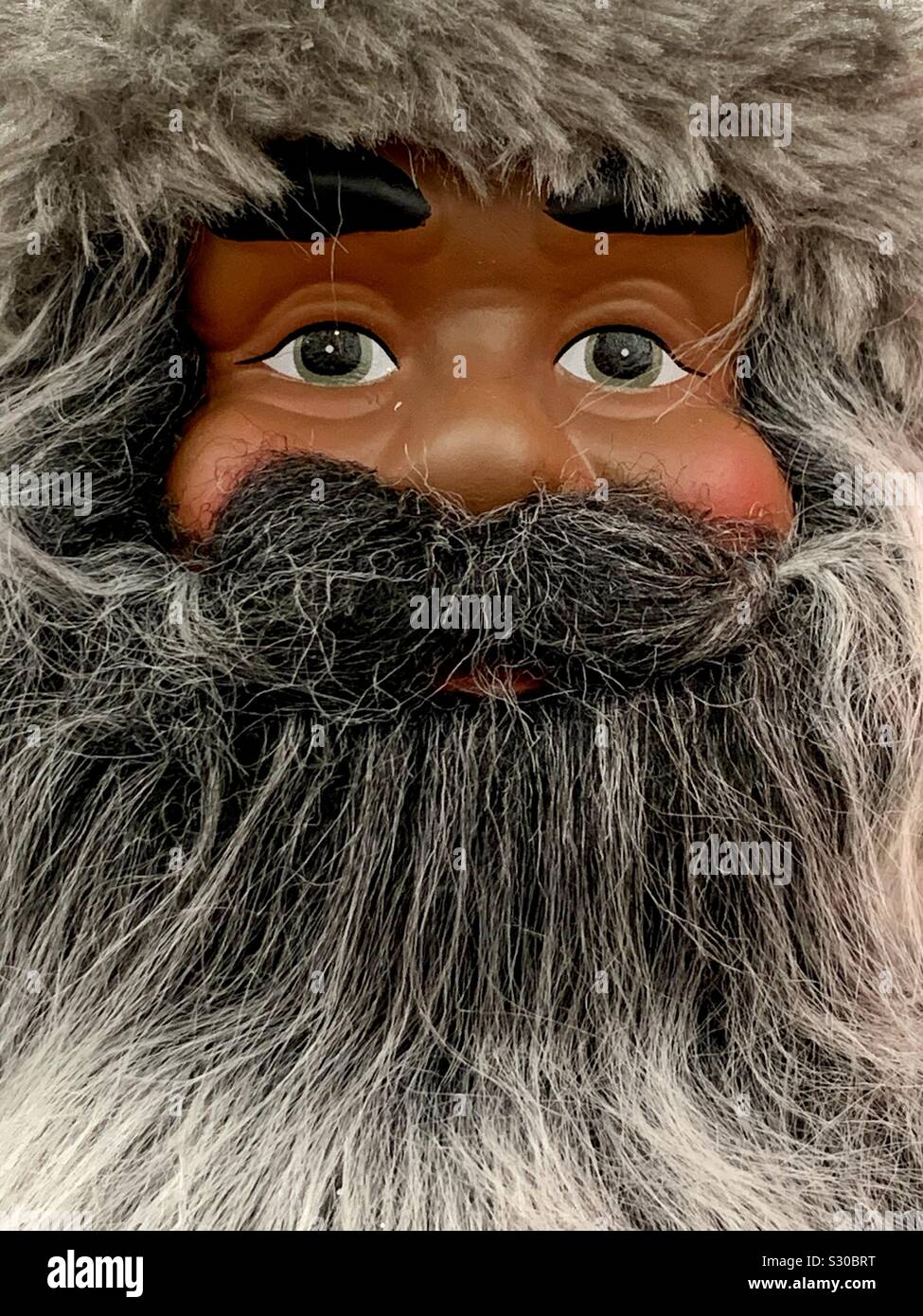 Poupée homme brun avec une longue barbe grisonnante et yeux vert vêtu d'un chapeau de fourrure Banque D'Images
