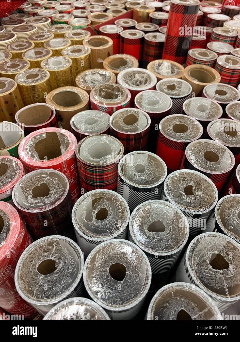 De rouleaux de papier de l'emballage de cadeaux de Noël coloré Banque D'Images