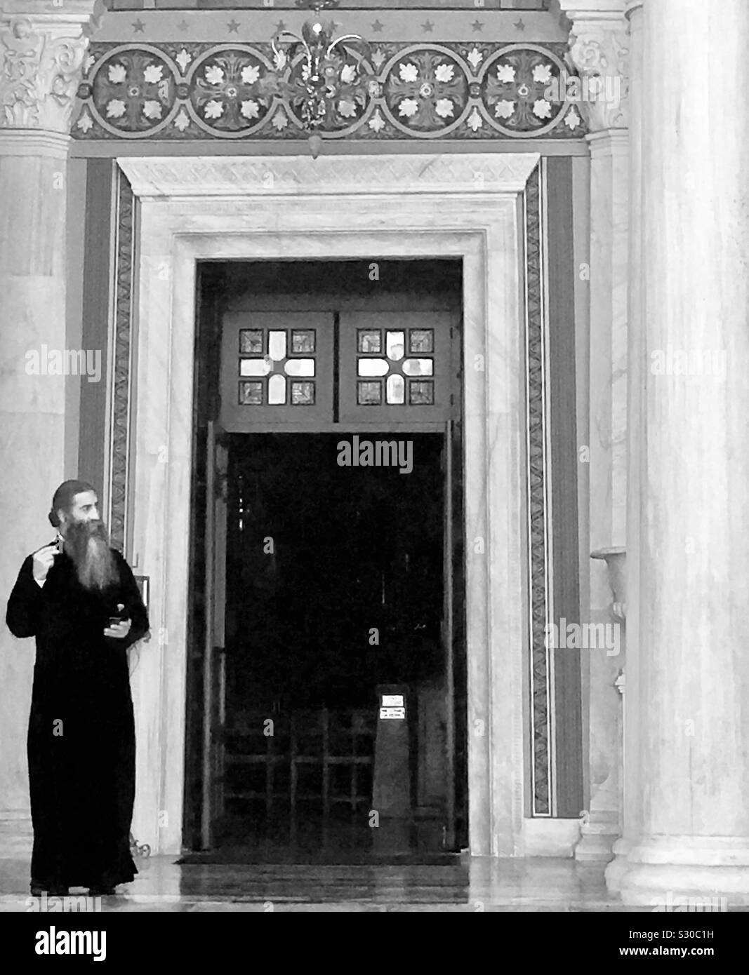 Un prêtre grec orthodoxe à la Cathédrale Métropolitaine d'Athènes. Banque D'Images