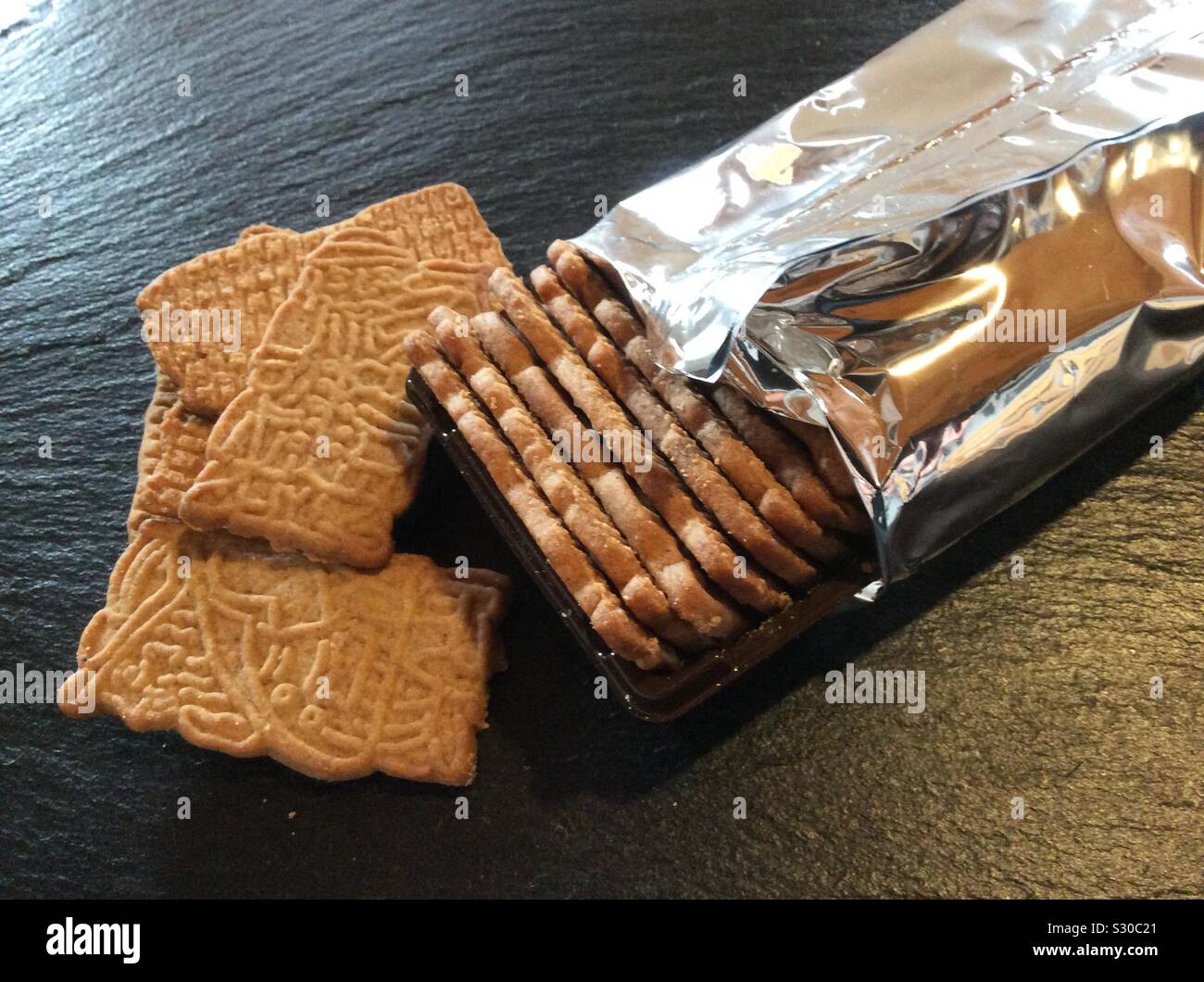 Spekulatius (biscuits de pâte brisée de Noël allemand) - Les aliments emballés et exposés à un mauvais emballage plastique et aluminium Banque D'Images