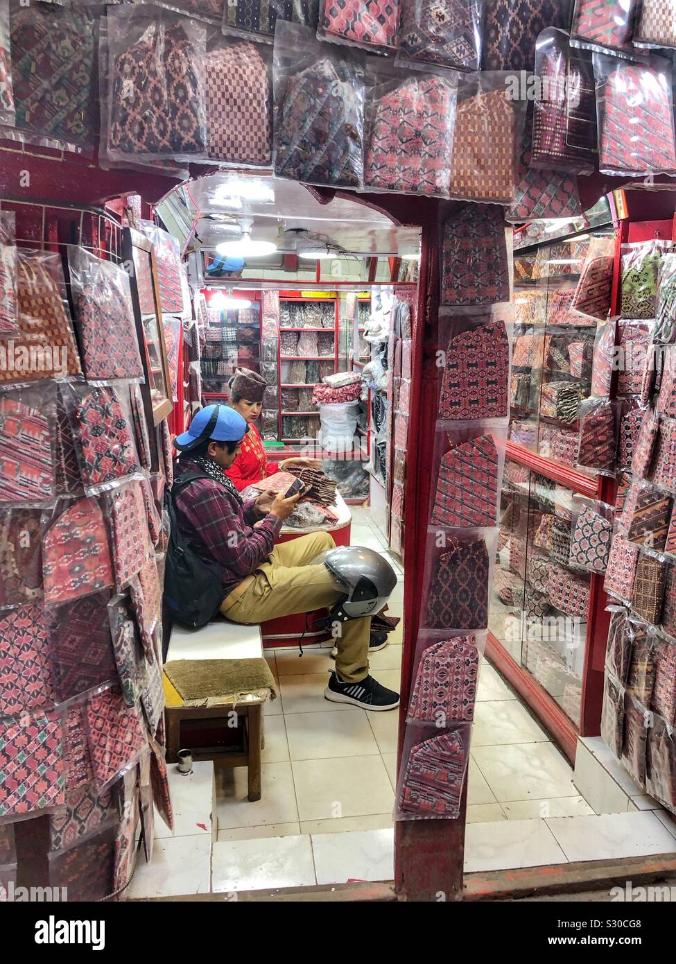 Petite entreprise à Katmandou, au Népal. - Image de stock capturée avec un smartphone