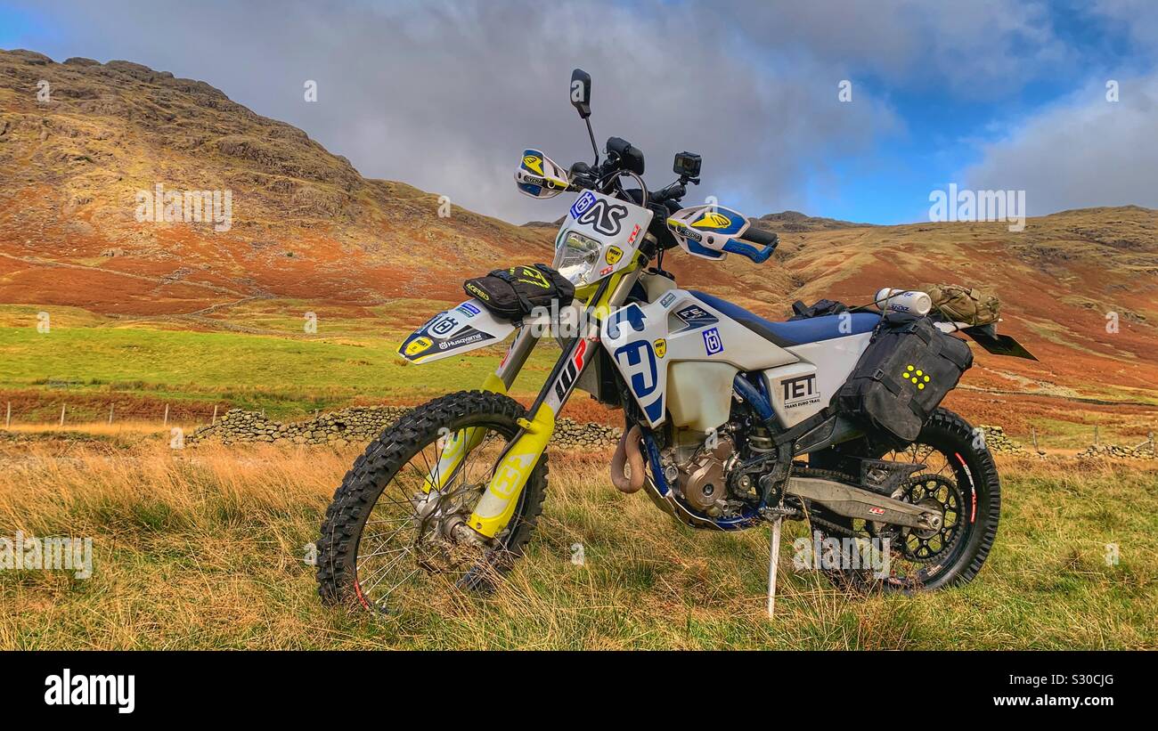 Off road moto enduro Husqvarna garé en désert de Lake District, Cumbria Uk Banque D'Images