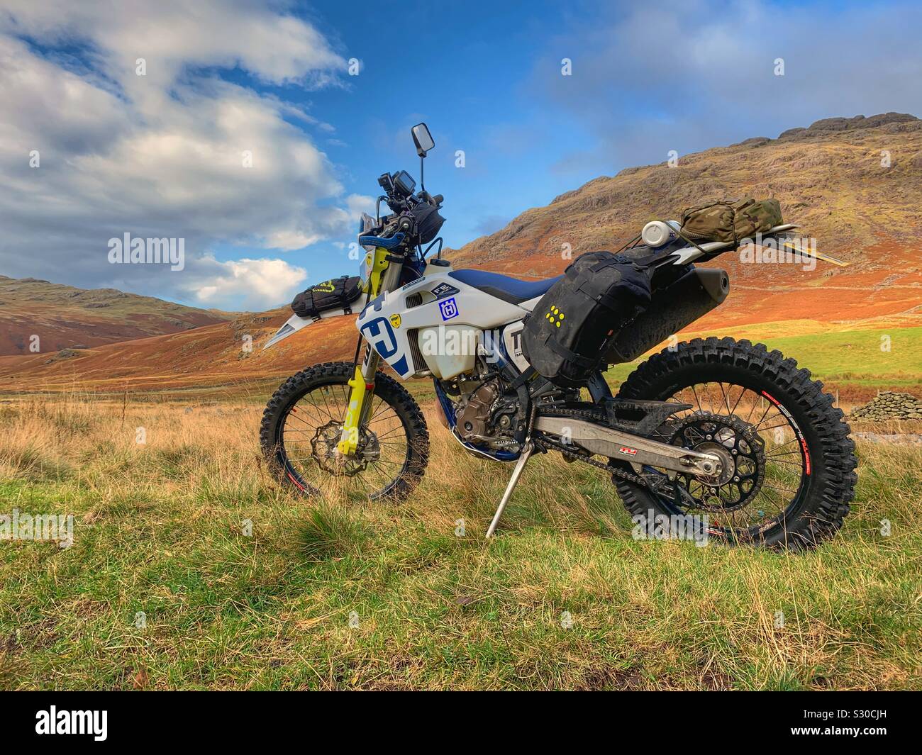 Off road moto enduro Husqvarna stationnés dans le désert de l'cumbrua Lake District Uk Banque D'Images