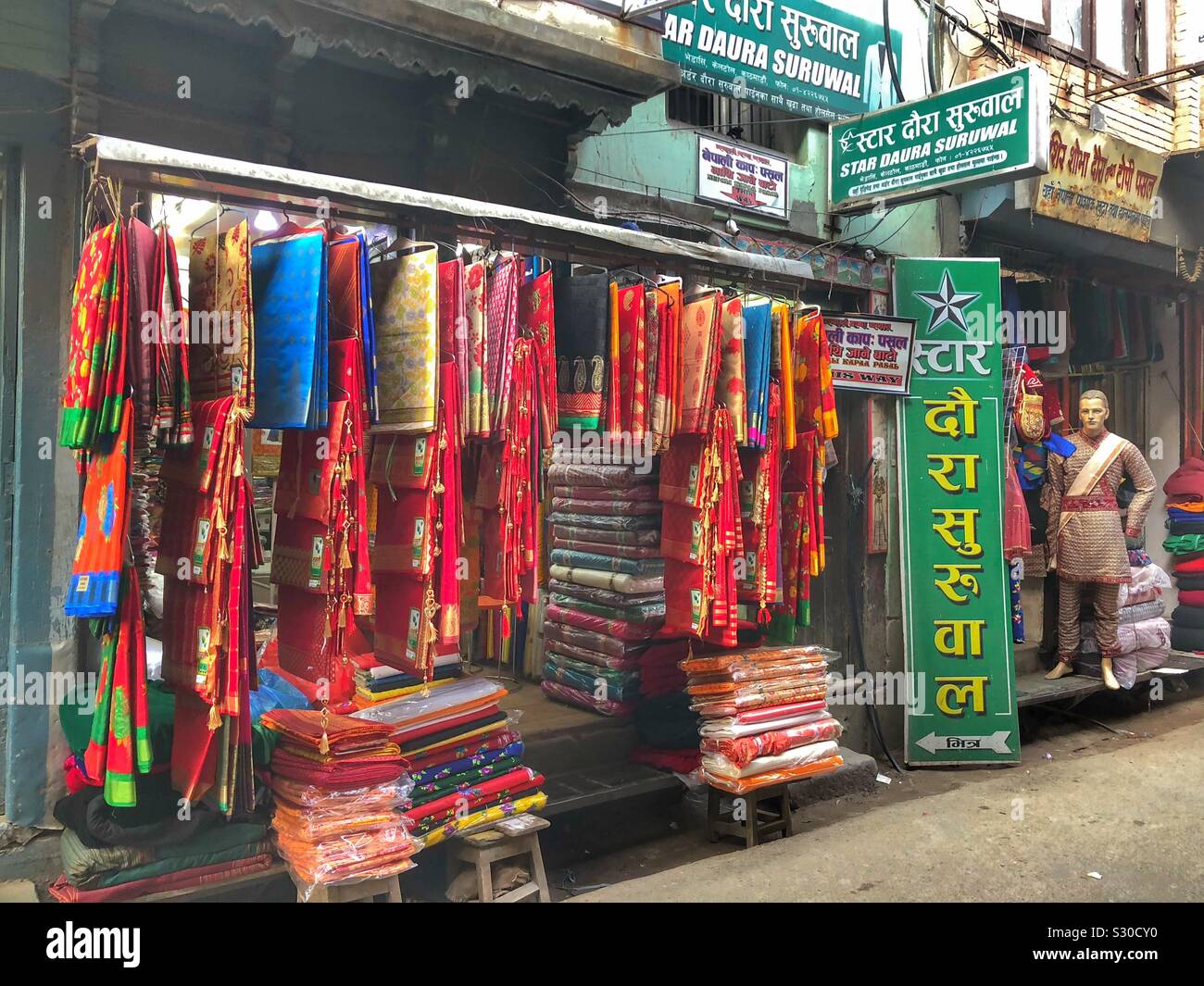 Les textiles à vendre à Thamel, Katmandou au Népal. - Image de stock capturée avec un smartphone