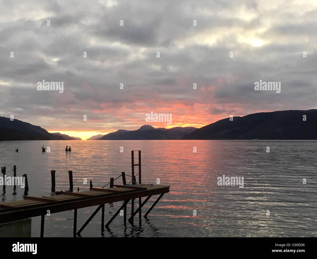 Derniers rayons de soleil sur le Loch Ness à Dores, Ecosse Banque D'Images