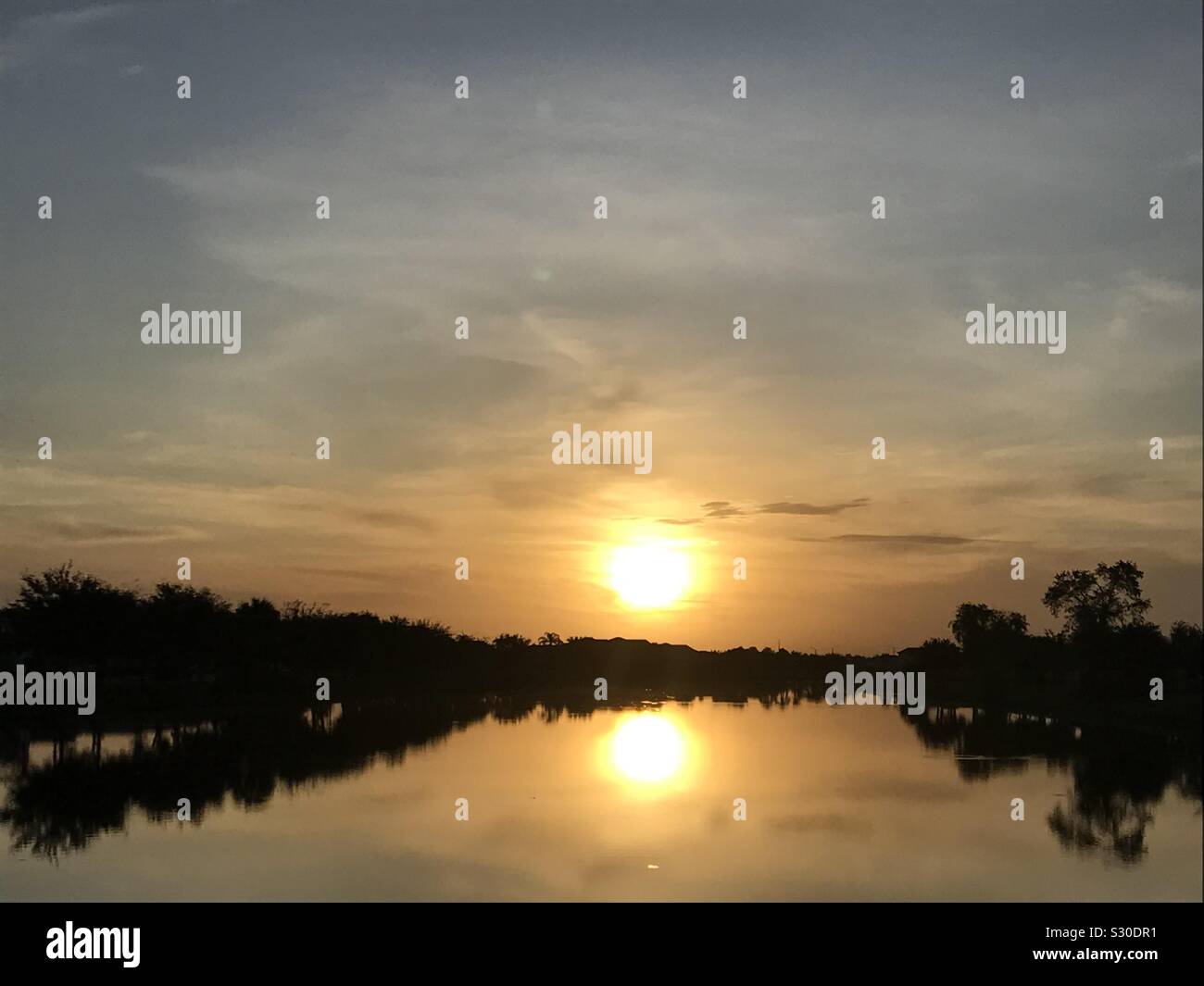 Beau lever de soleil sur le lac à l'Ave Maria en Floride. - Image de stock capturée avec un smartphone