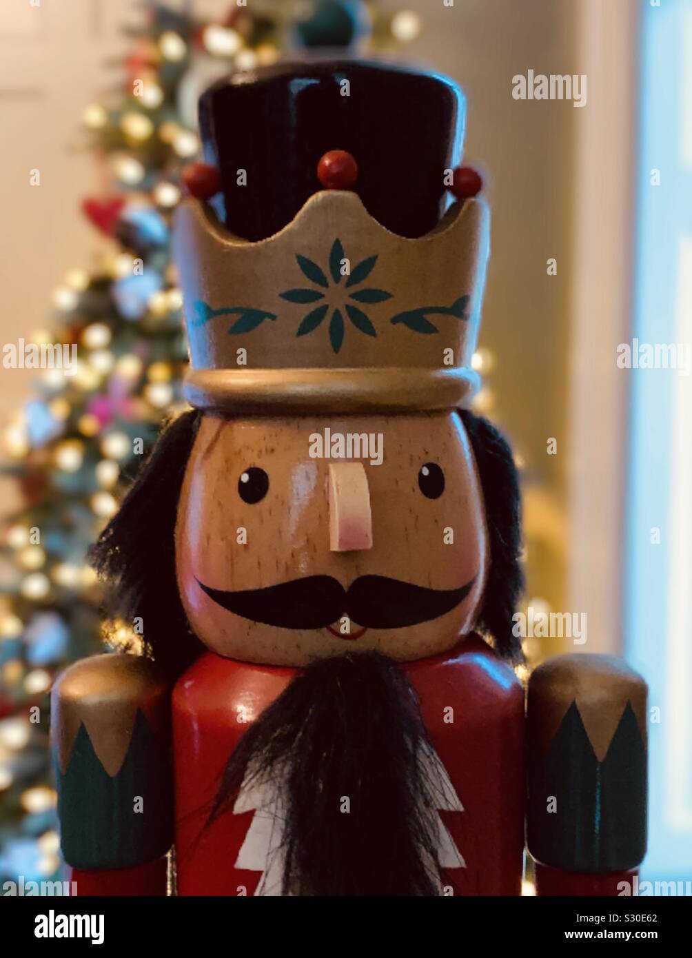 Soldat en bois jouet à Noël Casse-Noisette par un arbre. Cadeau traditionnel - Image de stock capturée avec un smartphone