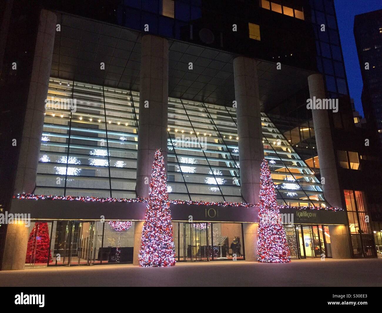 Décorations de Noël à l'entrée et plaza de 101 Park Avenue, Manhattan, New York City, USA - Image de stock capturée avec un smartphone