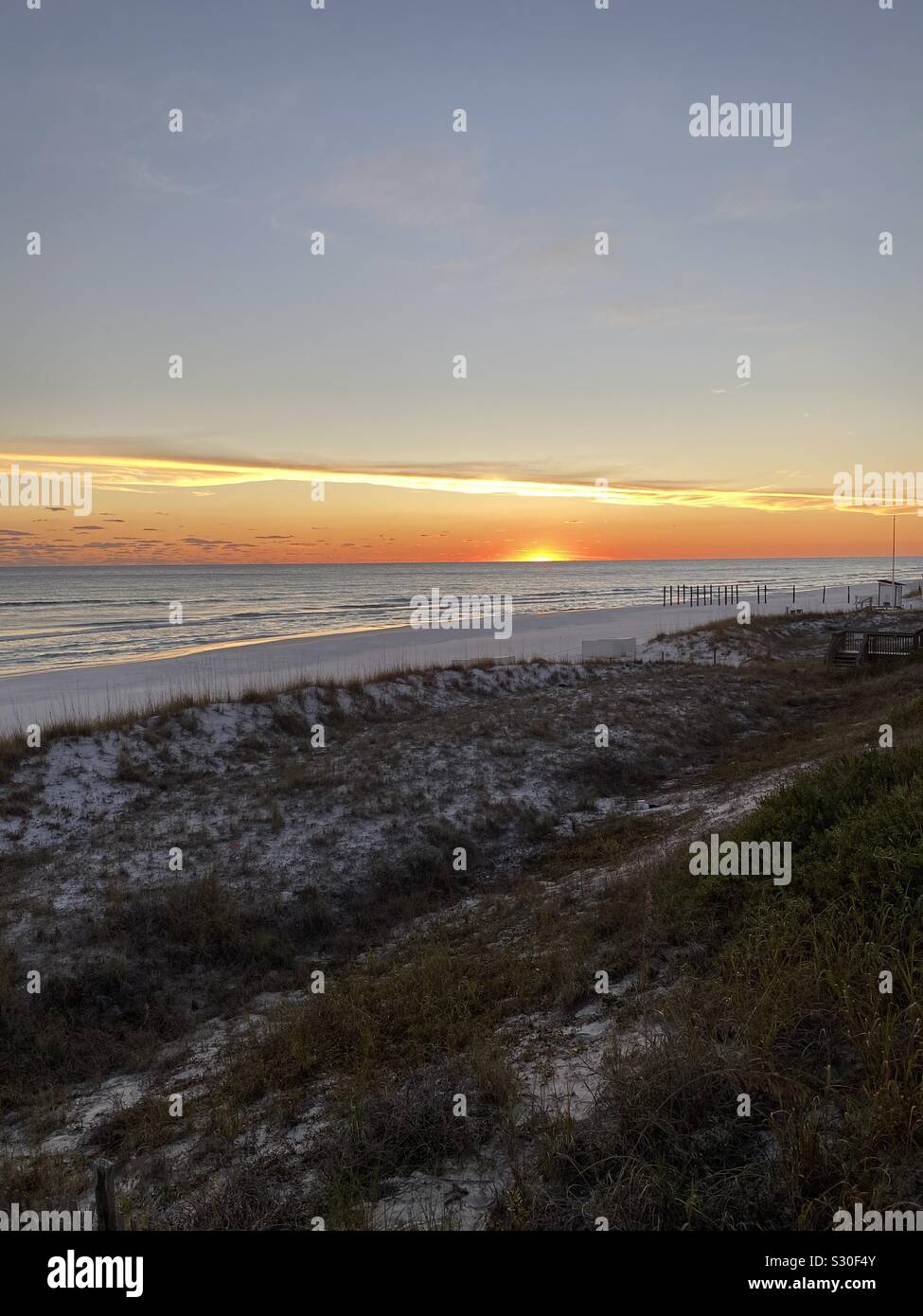 Plage coucher du soleil avec vue sur le golfe du Mexique, de l'eau dans les dunes de sable de Destin, Floride Banque D'Images