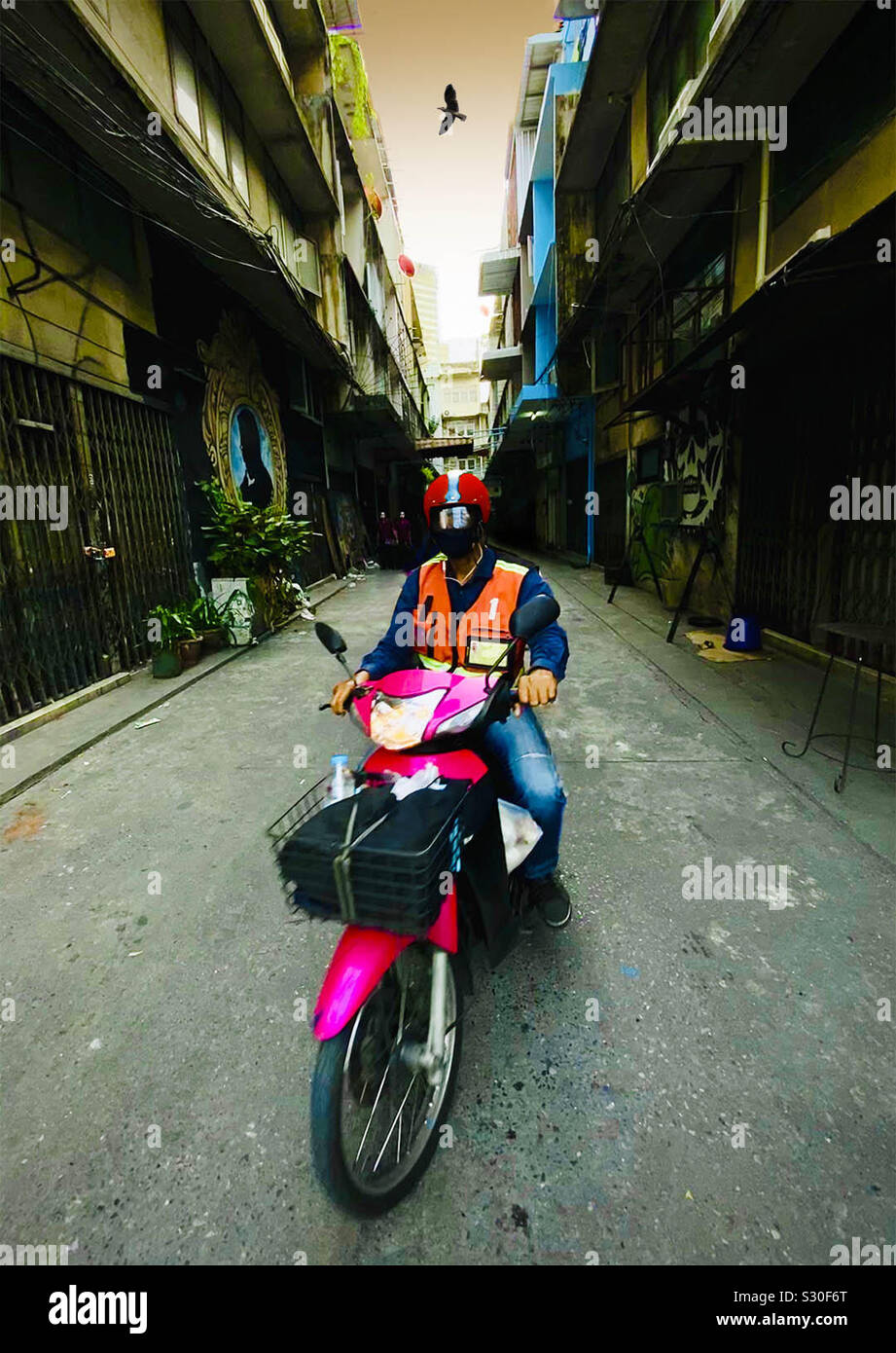 Taxi moto rider dans la ruelle sombre - Image de stock capturée avec un smartphone
