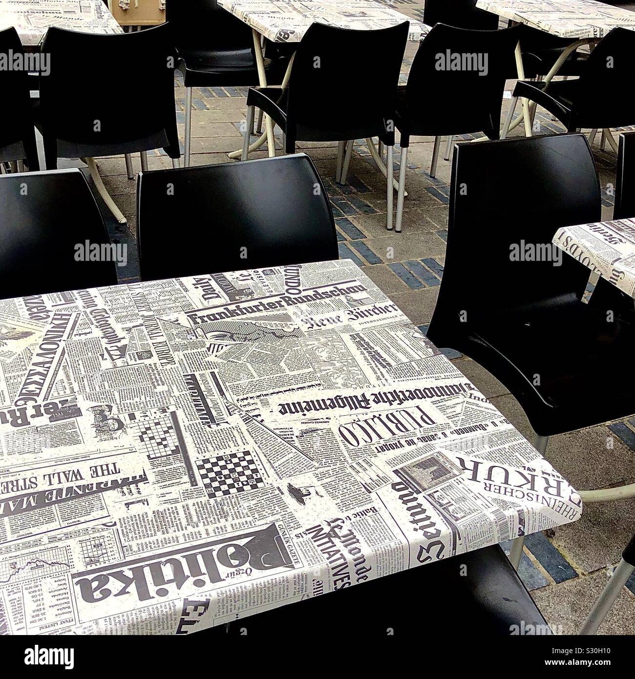 Table de café avec la conception des journaux européens, Bruxelles, Belgique. Banque D'Images