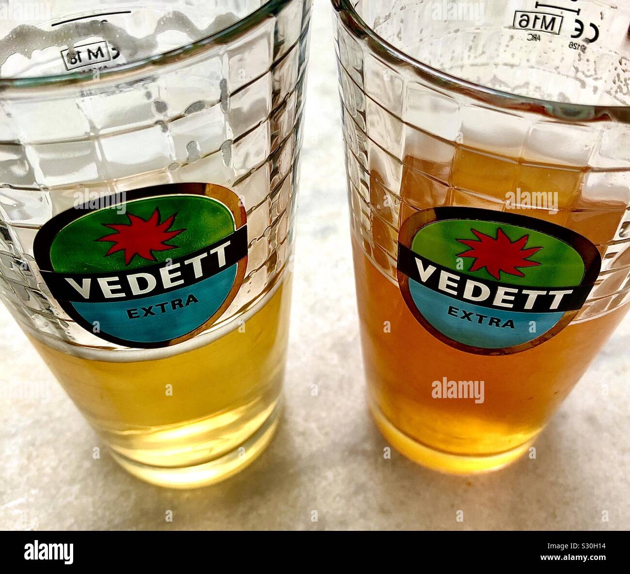 Verres de bière " Vedett ", Bruxelles, Belgique Photo Stock - Alamy