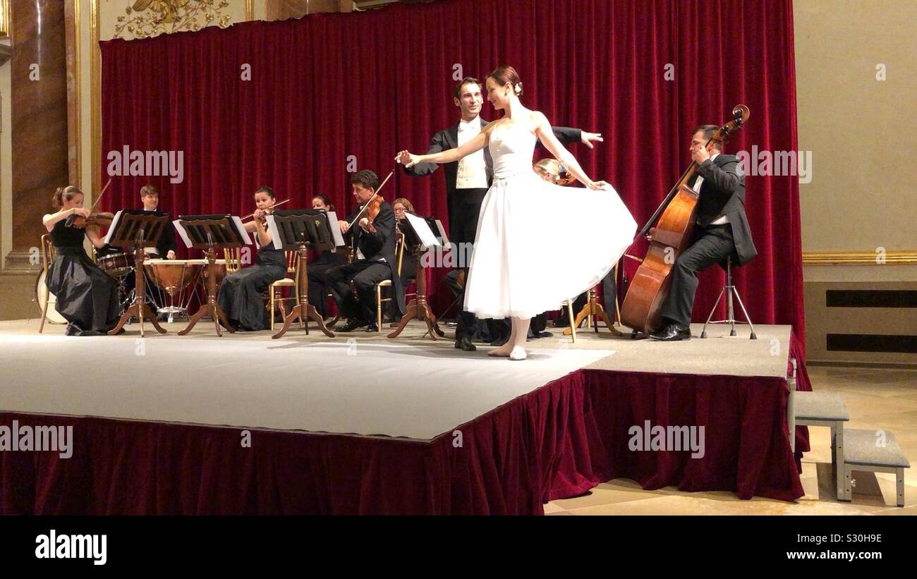 Rendement par des danseurs de valse viennoise et l'orchestre du Palais Lichtenstein à Vienne, Autriche. Banque D'Images
