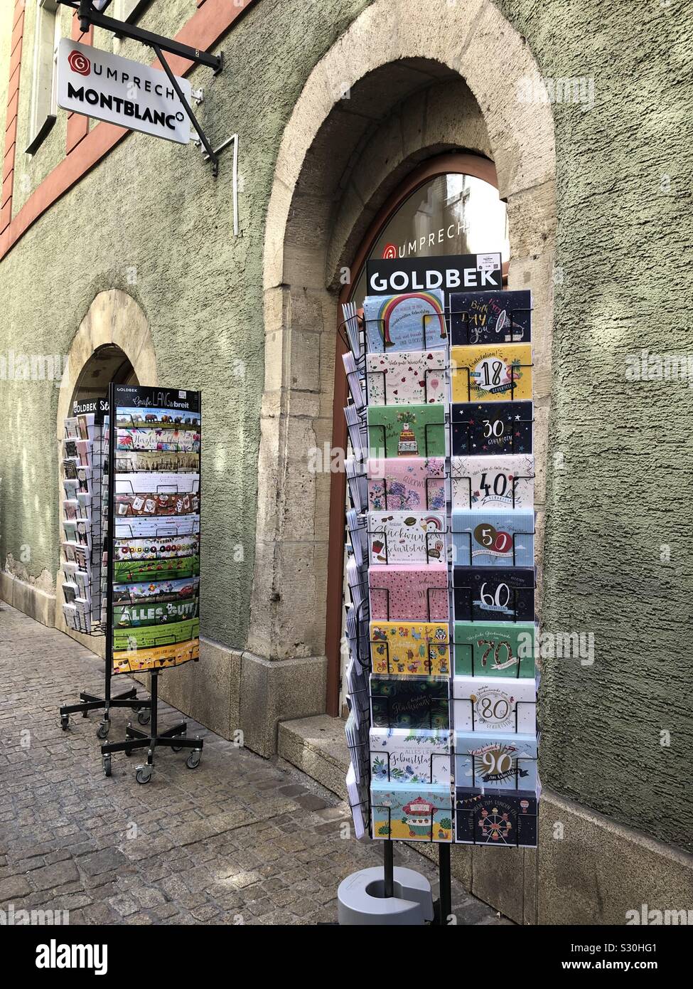 Montblanc boutique Papeterie extérieur avec racks de notecards à Ratisbonne, en Allemagne, en Bavière. - Image de stock capturée avec un smartphone