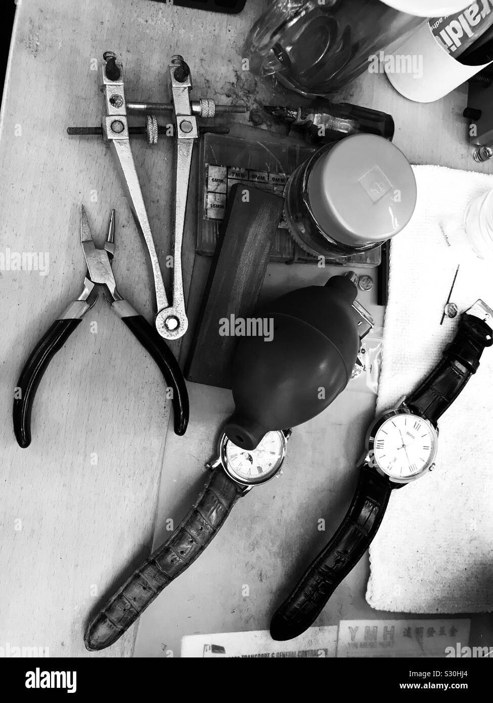 Regarder la table du réparateur dans un atelier - ensemble d'outils pour remplacer la batterie dans le bracelet Boss sur une table-temps pièces Banque D'Images