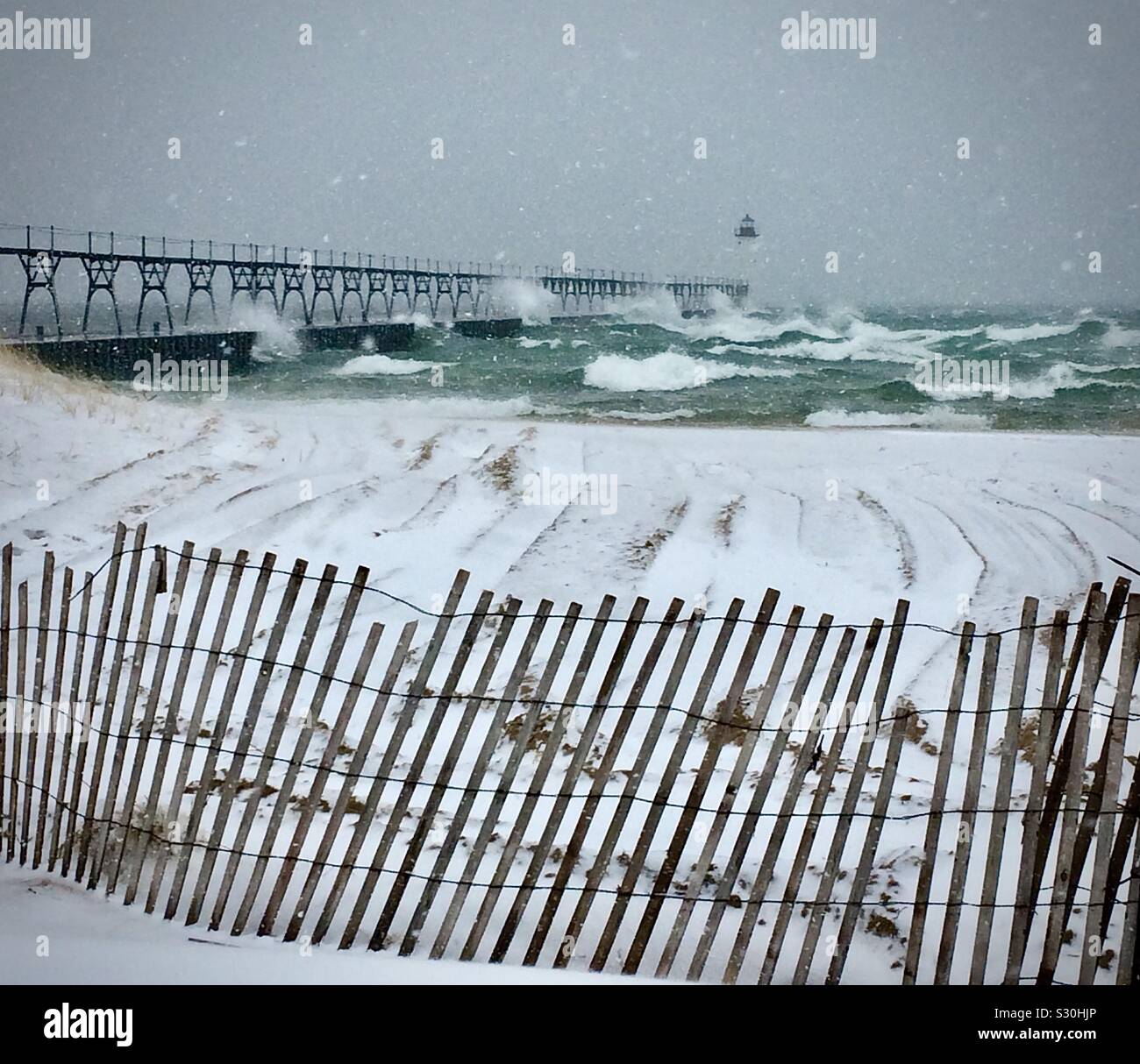 La neige a couvert la Cinquième Avenue Beach sur le lac Michigan, de Manistee, Michigan, USA. Banque D'Images
