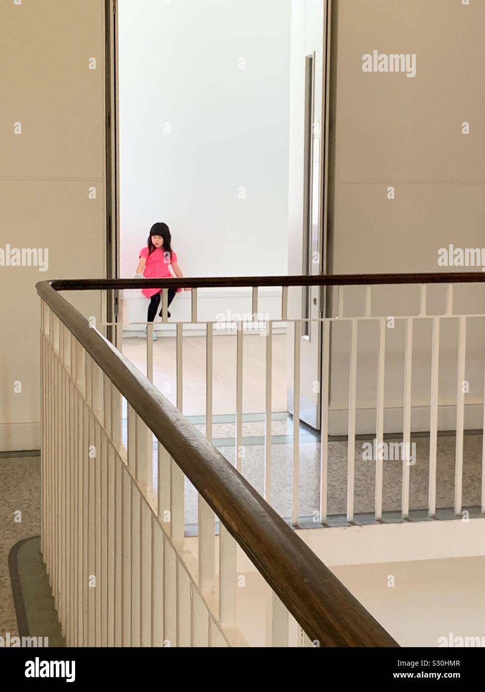 Jeune fille s'assit sur escalier Banque D'Images
