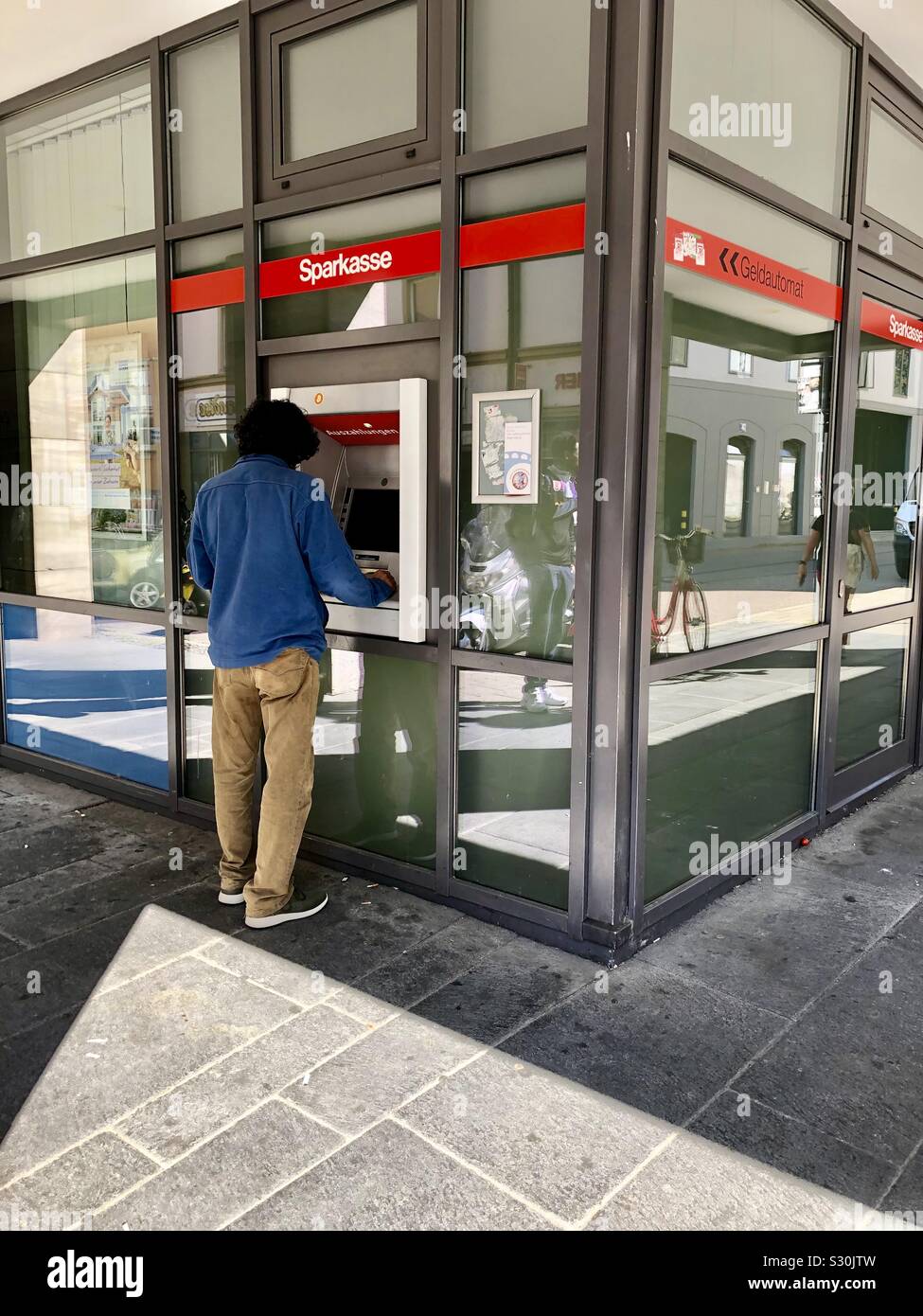 Client à une banque ATM machine automatique à Ratisbonne, en Allemagne, en Bavière. Banque D'Images