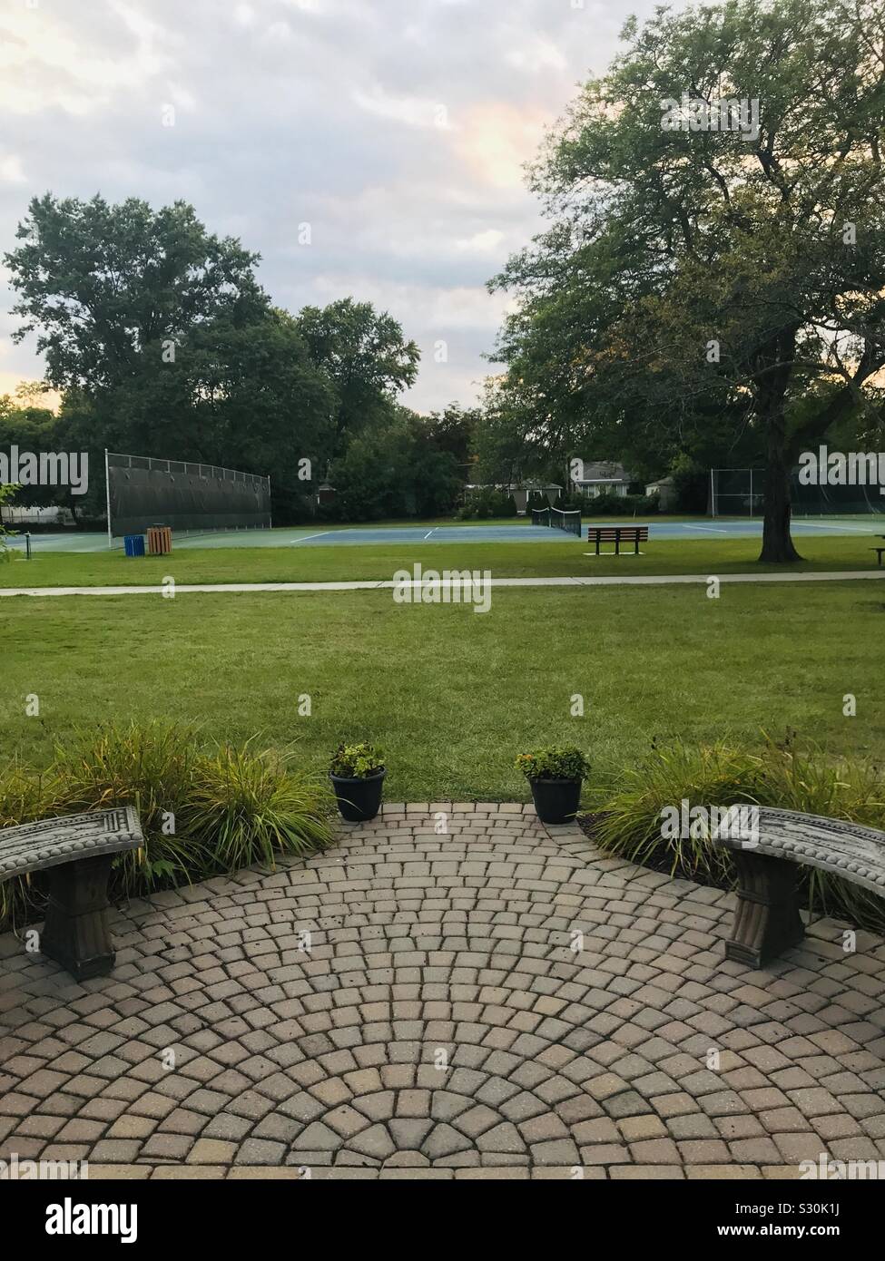 Sérénité simple, tennis et parc Banque D'Images