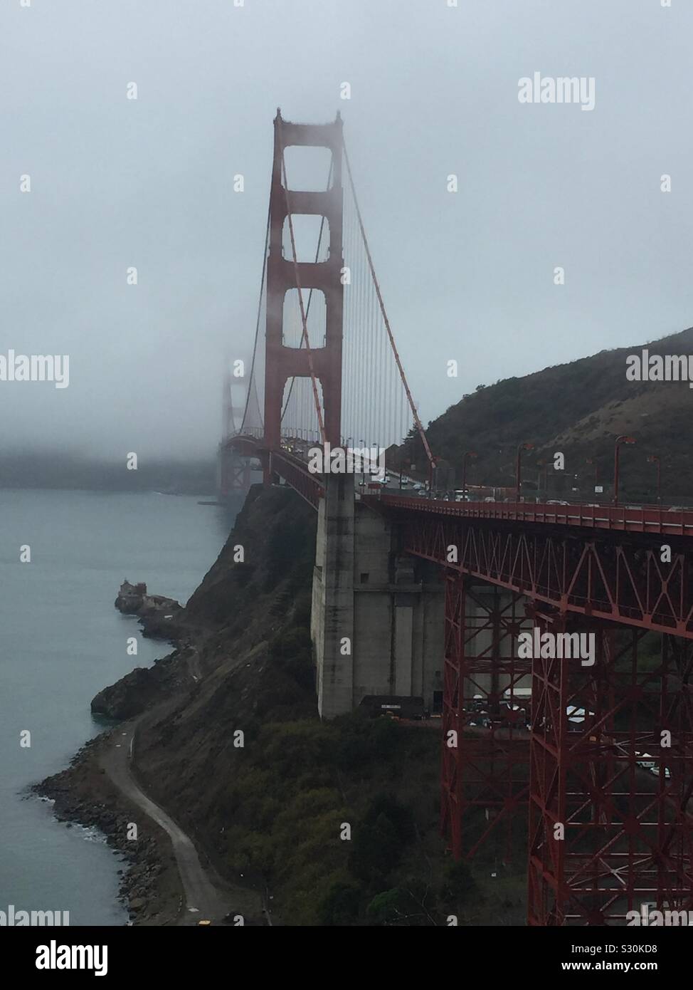 Golden Gate Bridge dans le brouillard Banque D'Images