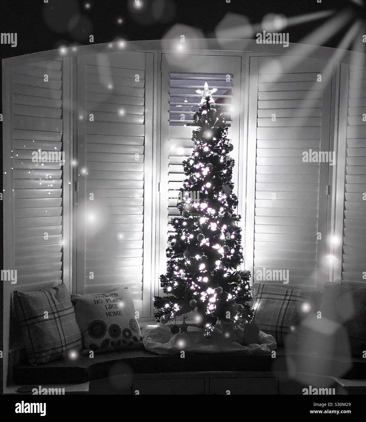 Arbre de Noël avec des lumières scintillantes Banque D'Images