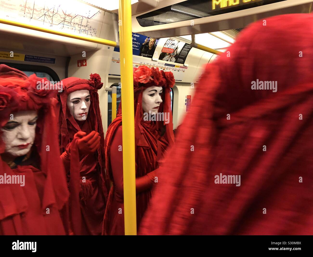 La Brigade Rouge Rébellion Extinction ride sur le métro de Londres Banque D'Images