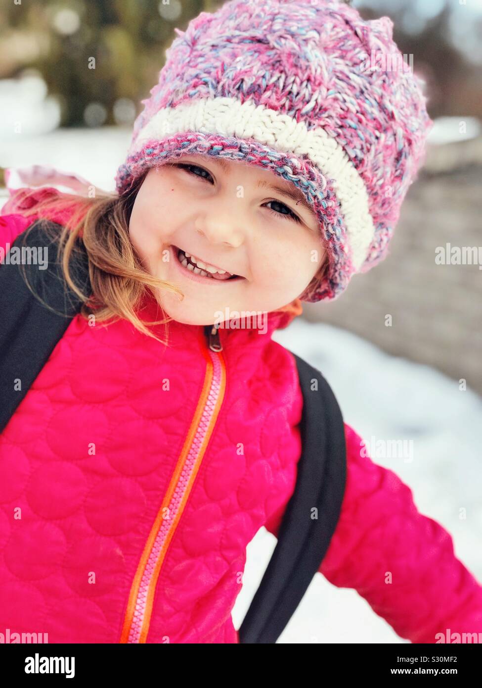 Portrait of happy 4 ans girl smiling en extérieur dans l'hiver - Image de stock capturée avec un smartphone