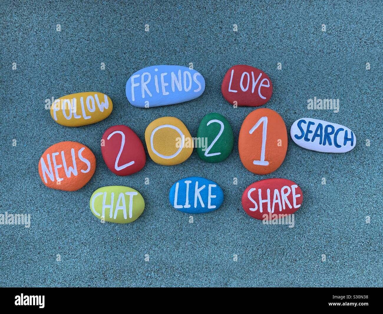 Bonne année 2021 avec des mots et des pierres sculptées de couleur Banque D'Images