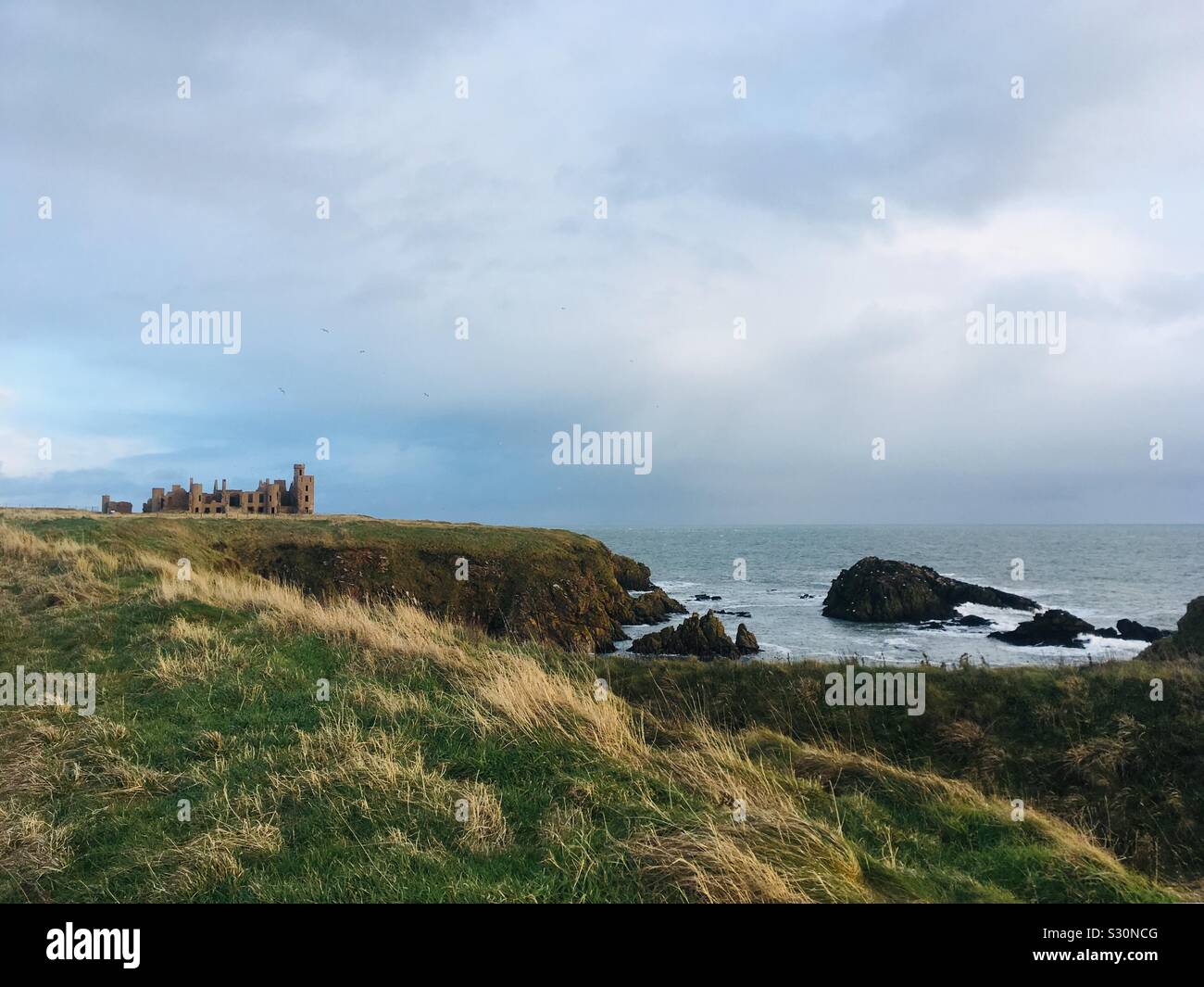 Slains Castle ruins, sur une falaise à proximité de la baie de Cruden, Aberdeenshire, Ecosse. Construit 1597 par le comte de Erroll Banque D'Images