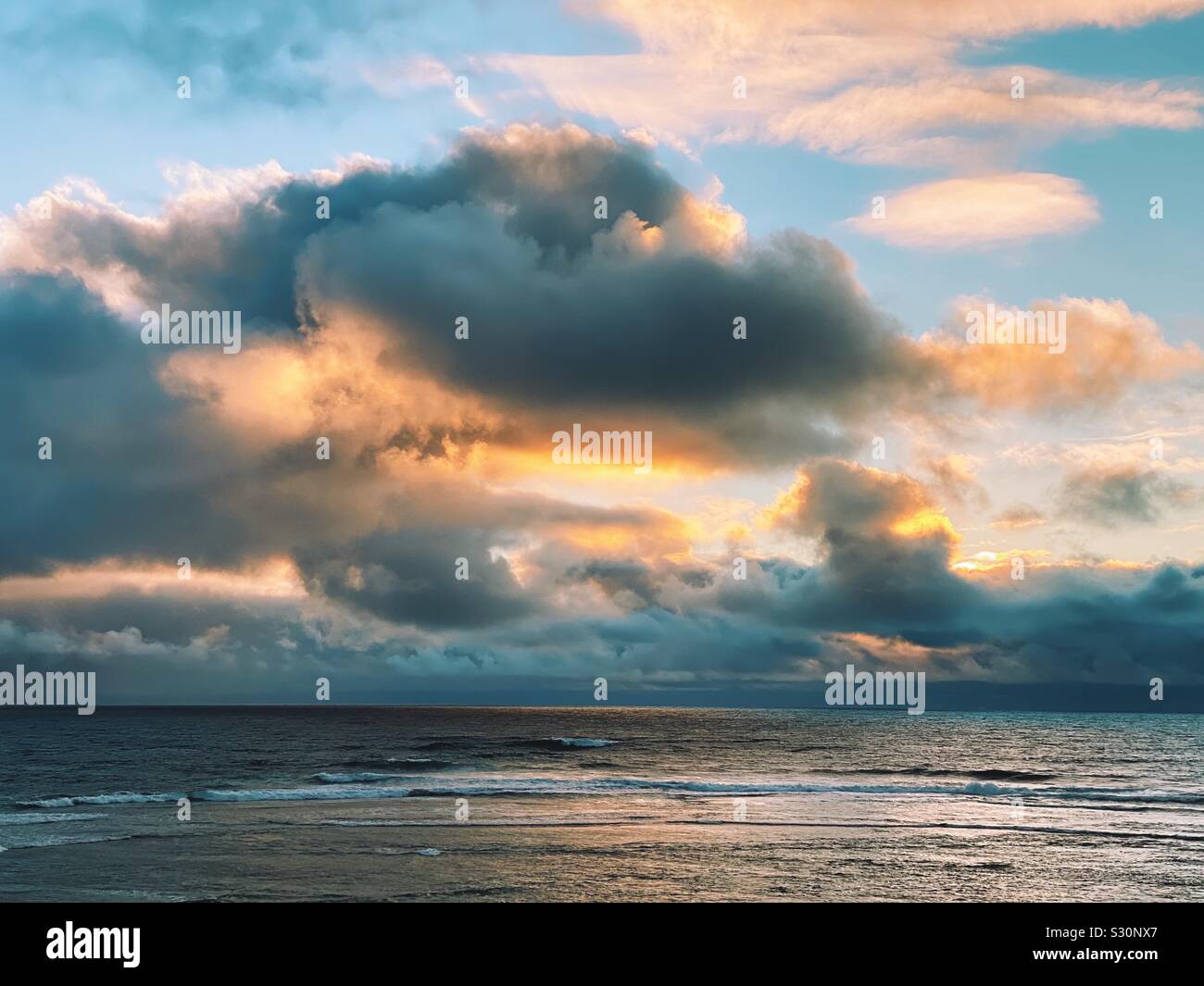 Soleil derrière les nuages au coucher du soleil à surfers Point, Australie occidentale. Novembre 2019 - Image de stock capturée avec un smartphone