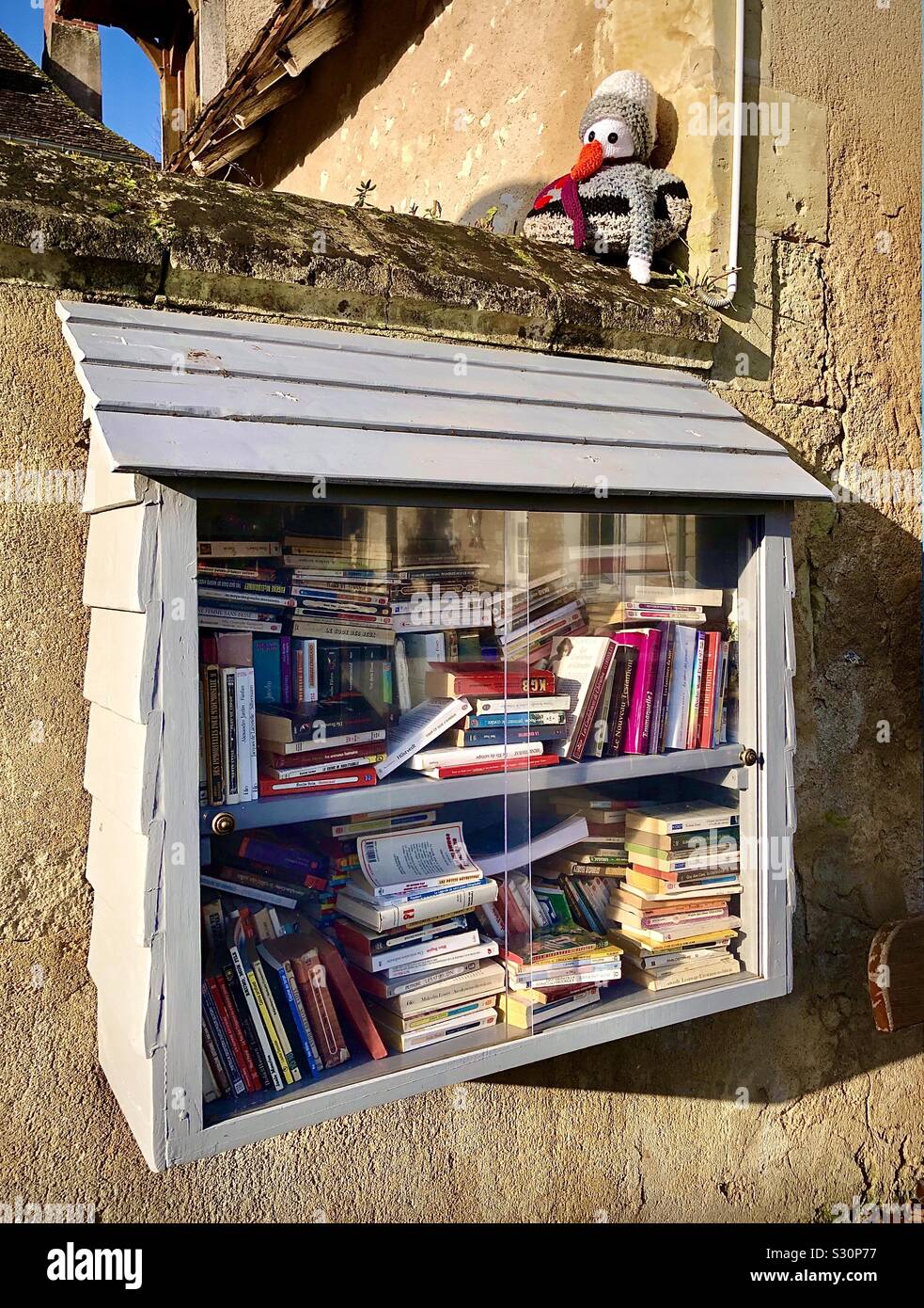 Une bibliothèque publique de prêt de livres, de Bossay-sur-Claise, Indre-et-Loire, France. - Image de stock capturée avec un smartphone