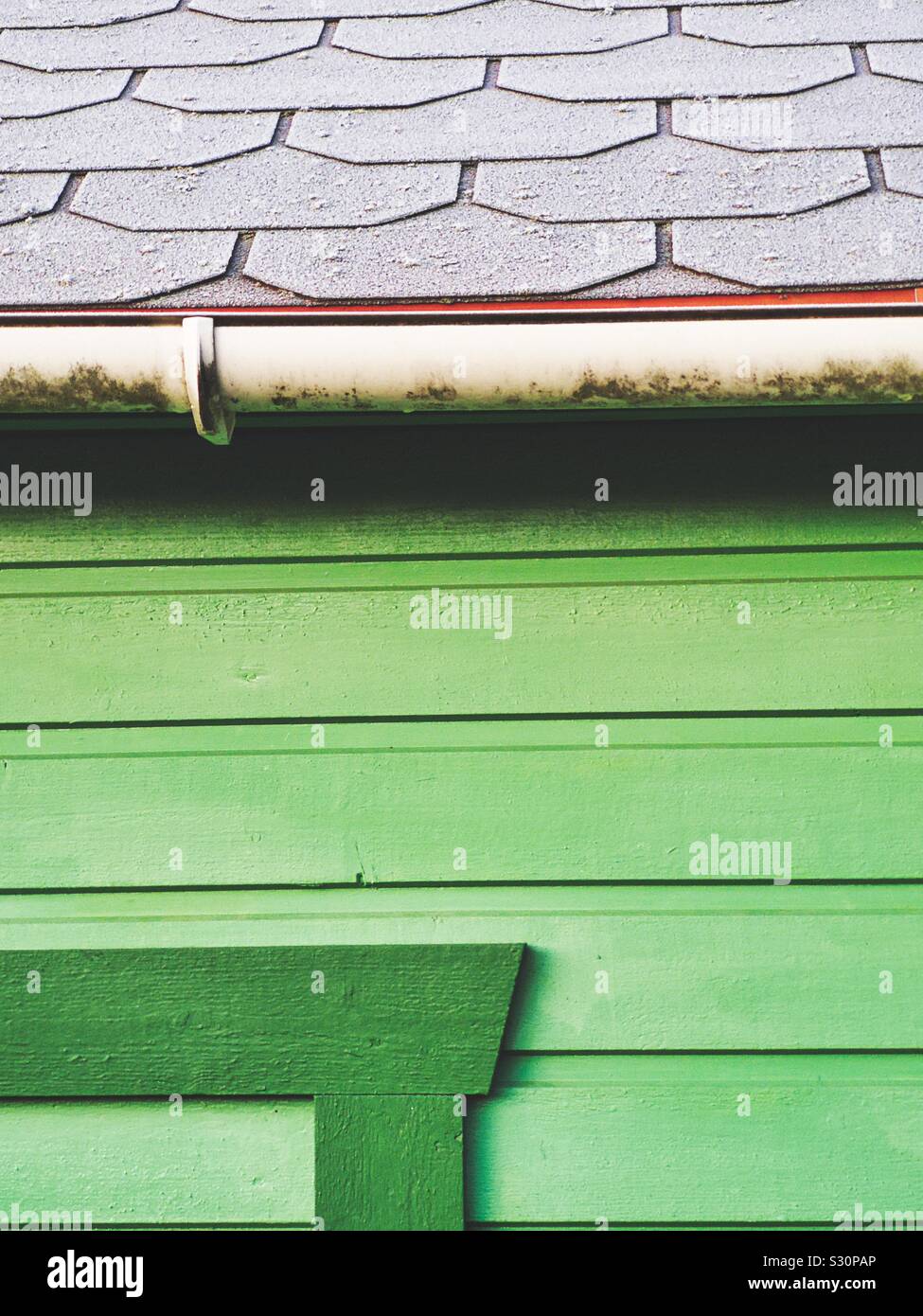 Cabine de bois peint en vert avec le gel de la glace sur le toit, la Suède Banque D'Images