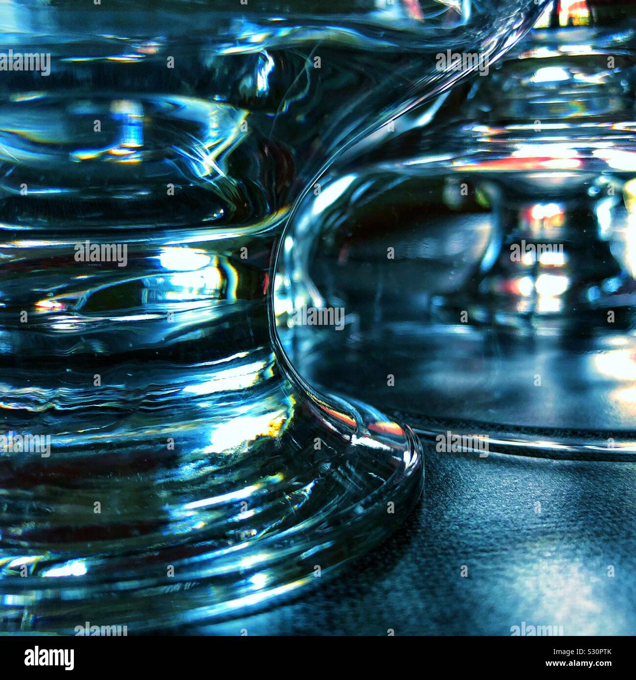 Regardant à travers des verres à vin. - Image de stock capturée avec un smartphone