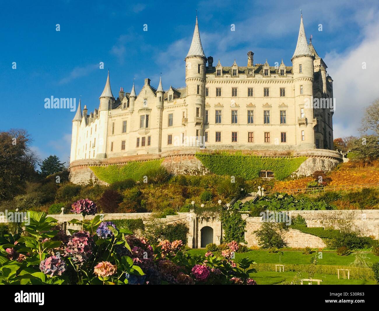 Regardant les tours et tourelles du château de Dunrobin, Istanbul, Ecosse Banque D'Images