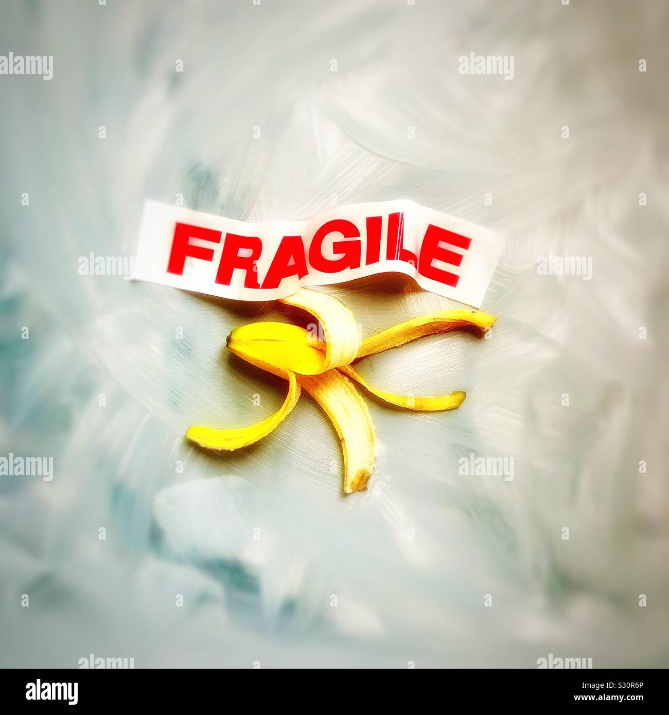 Jeu de mots visuel sur l'artiste Maurizio Cattelan's banana art intitulée "Comédien" de l'Art Basel Miami 2019 show. - Image de stock capturée avec un smartphone